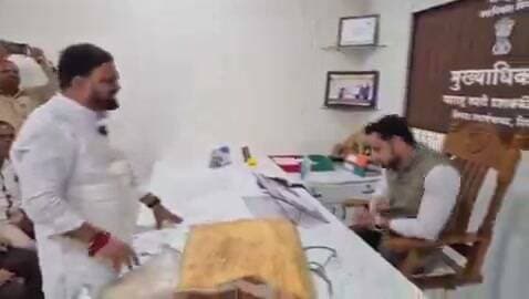 महाराष्ट्र-नासिक के निफाड शहर में आवारा कुत्तों के बढ़ते आतंक और प्रशासन की लापरवाही के खिलाफ शिवसेना UBTके पदाधिकारी सीधे मैदान में उतर आए हैं। लगातार शिकायतों के बाद भी कार्रवाई न होने से नाराज नेताओं ने नगर पंचायत के मुख्याधिकारी के केबिन में घुसकर कई आवारा कुत्ते छोड़ दिए और अधिकारियों की निष्क्रियता पर तंज कसते हुए उन्हें जबरन नोटों की माला पहनाने की कोशिश की, जिससे पूरे सरकारी दफ्तर में हड़कंप मच गया...