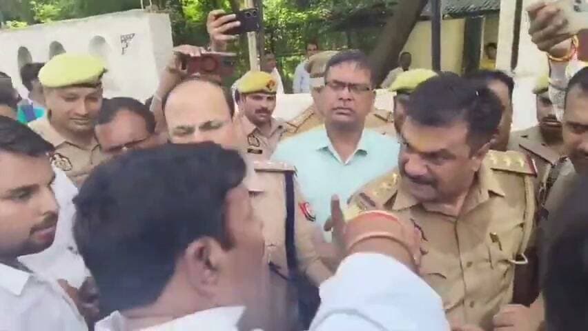 रायबरेली — एक दूसरे को चूड़ी पहने की सलाह देते नजर आए सपा जिला अध्यक्ष व शहर कोतवाल शिव शंकर सिंह।