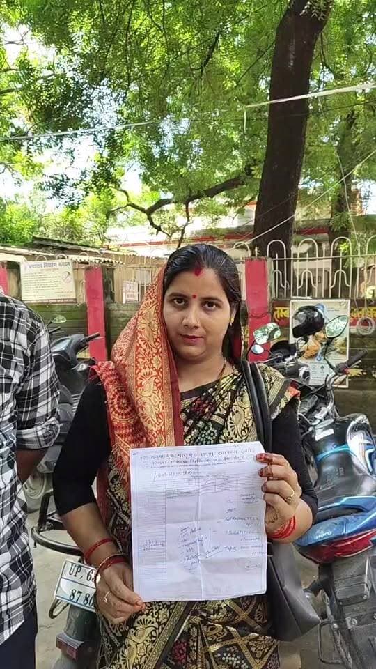 मिर्जापुर के महिला अस्पताल की समस्याओं को लेकर जिलाधिकारी कार्यालय पहुंची महिला व उनका पति,,,,