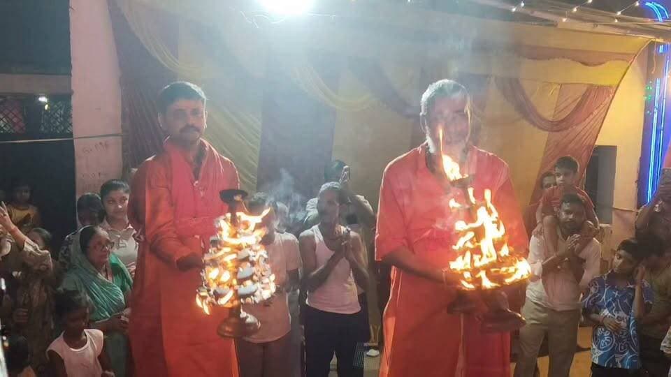 मल्लिक चौक सोनार टोला वार्ड नंबर 23 स्थित विश्वकर्मा मंदिर में महा आरती के दौरान उमड़ी श्रद्धालुओं की भीड़.
