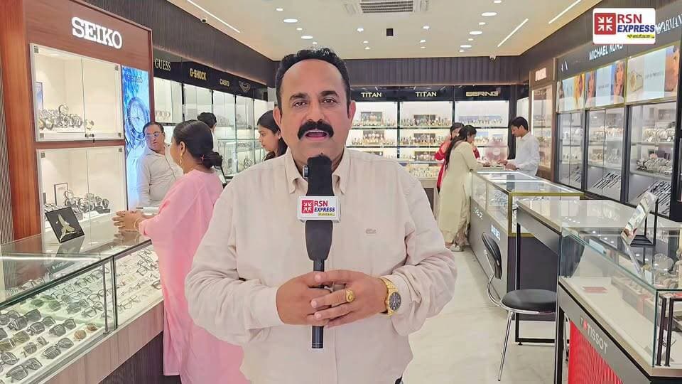 🛍️✨ रामायणी कार्यक्रम की तैयारी जोरों पर!
रामायणी कार्यक्रम की तैयारियों के बीच महिलाएं पहुंचीं हिसार के पहले मार्केट में खरीदारी करने। 🛒👩🦰
कार्यक्रम को लेकर महिलाओं में खासा उत्साह देखने को मिला। 🎉✨