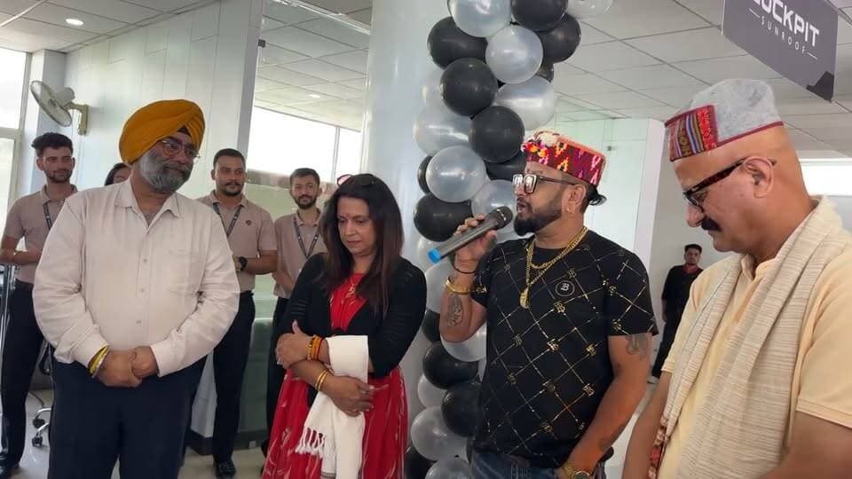⚡🚨 सड़कों पर उतरने को तैयार EV का नया तूफान! 🚨⚡
🚘 Hector Tomahawk EV की शानदार Launching
ऑटोमोबाइल की दुनिया में इलेक्ट्रिक सेगमेंट को मिलने वाला है नया अंदाज़!
🔋 दमदार Electric Power
✨ शानदार और मॉडर्न लुक
📱 स्मार्ट टेक्नोलॉजी
🚗 Future-Ready Driving Experience
क्या Hector Tomahawk EV बनेगी Electric SUV सेगमेंट की नई पहचान? 👀🔥
#ViralHimachalNews #HectorTomahawkEV #EV #EVLaunch #ElectricSUV #NewLaunch #ElectricMobility