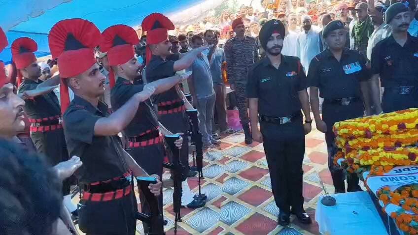 आर्मी जवान की पार्थिव शरीर को अंतिम सलामी देते आर्मी के जवान..वहाँ मौजूद सभी की आखें नम कर दी।