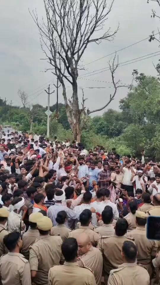 आगरा में UGC रोलबैक की मांग को लेकर सवर्ण समाज का पैदल मार्च, मार्च रोके जाने से नाराज सवर्ण समाज/प्रदर्शनकारी धरने पर बैठे, मार्ग पर भारी पुलिस बल तैनात है और रास्ता रोकने के लिए हाइड्रा व डंपर भी सड़क पर खड़े किए गए हैं। एत्मादपुर से आगे जाने की मांग को लेकर प्रदर्शनकारियों और पुलिस के बीच चल रही बातचीत
#Agra #UGC #UGCRollback #Etmadpur #Protest #March #LatestNews