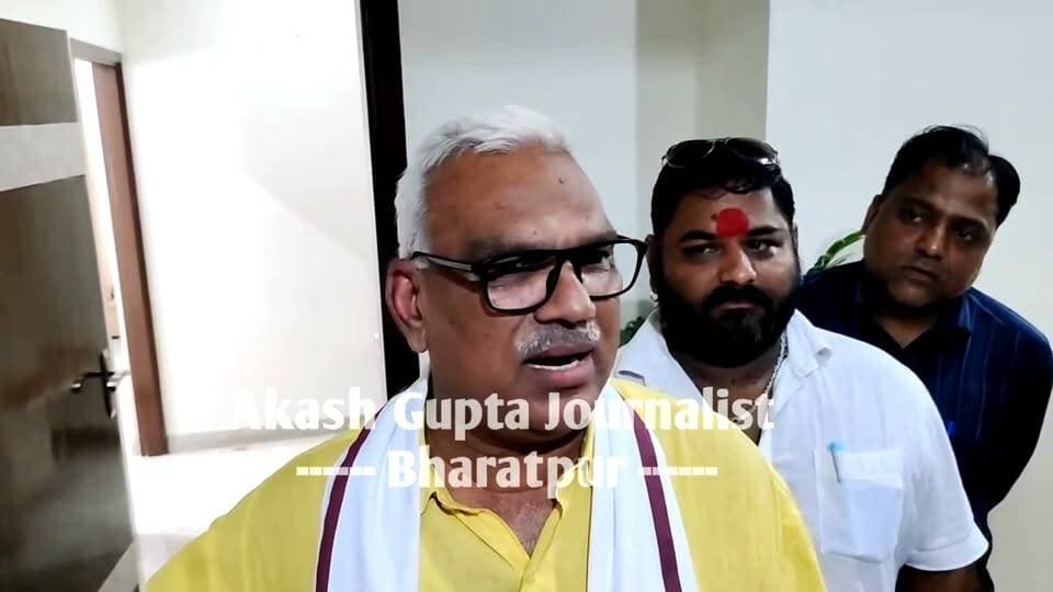 #चाय_पर_चर्चा_ने_निर्विरोध_मेयर_बनवाया..
भरतपुर। राजनीति के अखाड़े में 'साम, दाम, दंड, भेद' तो चलते रहते हैं, लेकिन भरतपुर नगर निगम में इस बार तो सीधे 'चाय-नाश्ते' से बाजी पलट गई। कल तक जो पूर्व मेयर शिव सिंह भोंट और उनका परिवार भाजपा सरकार पर अपने होटल में 'अधिकारियों वाली नाकाबंदी' और 'सेट-बैक का चक्कर' चलाकर दबाव बनाने के आरोप ठोक रहा था, आज वही परिवार गृह राज्य मंत्री जवाहर सिंह बेढम के साथ मुस्कुराते हुए तस्वीरें खिंचवा रहा है। कहानी में ट्विस्ट तब आया जब मंत्री बेढम खुद अपनी पुरानी दोस्ती का वास्ता देकर शिव सिंह के होटल पहुंचे। अब चाय की चुस्की के साथ ऐसा क्या जादू चला कि जो नेता जी कल तक बगावत की राह पर 'निर्दलीय' झंडा बुलंद किए खड़े थे, वो अचानक विकास के बहुत बड़े फैन बन गए। परिजनों के जो आरोप कल तक कड़वी हकीकत लग रहे थे, मंत्री जी के पहुंचते ही पलक झपकते ही 'अफवाह और मिथ्या' साबित हो गए। मंत्री जी ने भी बड़ी मासूमियत से कहा कि वो तो बस अपने पुराने मित्र से थोड़ी सियासी गपशप मारने आए थे और भोंट साहब का तो दिल इतना बड़ा निकला कि उन्होंने खुद चलकर पर्चा वापस लेने की पेशकश कर दी। शिव सिंह भोंट ने भी अपनी 'मजबूरी' नहीं, बल्कि 'दूरदर्शिता' दिखाते हुए कहा कि मुख्यमंत्री जी शहर का इतना विकास कर रहे हैं कि बीच में कोई रोड़ा अटकाना ठीक नहीं लगा। नतीजा यह हुआ कि निर्दलीय दावेदार विचित्रा सिंह को मंत्री जी खुद अपनी गाड़ी में बिठाकर नगर निगम ले गए और प्यार से नामांकन वापस करवा दिया। अब जब बगावत की आग पर मंत्री जी ने एकदम ठंडा पानी डाल ही दिया है, तो वार्ड 61 की पार्षद अनुराधा सिंह जी के लिए मेयर की कुर्सी का रास्ता ऐसा साफ हुआ है मानो हाईवे पर ग्रीन कॉरिडोर बन गया हो। कुल मिलाकर, भरतपुर की राजनीति ने जता दिया कि यहां सियासी दुश्मनी से ज़्यादा भारी सालों पुरानी चाय वाली 'यारी' पड़ती है।