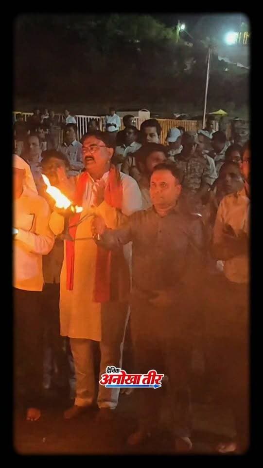 🪔 हरदा में दीपों से जगमगाया नर्मदा तट! ✨
प्रधानमंत्री नरेंद्र मोदी के जन्मदिन के अवसर पर हंडिया में मां नर्मदा तट पर ‘आशीर्वाद का दीया’ कार्यक्रम आयोजित हुआ। इस दौरान जिले में एक लाख दीप जलाए गए, जबकि 16 प्रमुख स्थलों पर भी दीप प्रज्ज्वलित किए गए। 🙏🪔
#Harda #HardaNews #Narmada #MadhyaPradesh #AnokhaHarda