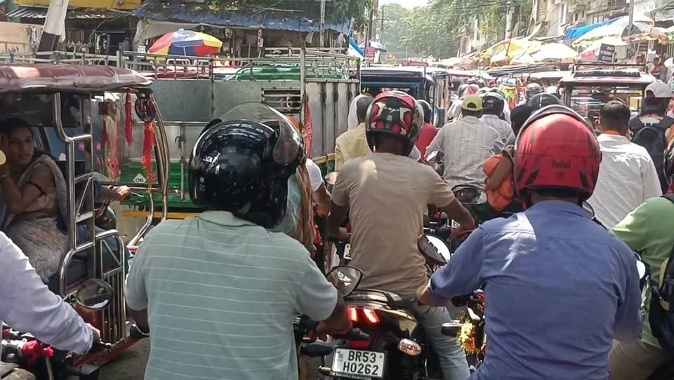 लखीसराय। नया बाजार मुख्य मार्ग पर जाम से वाहन चालक परेशान सड़क किनारे ई रिक्शा खड़े करने से बढ़ी समस्या।