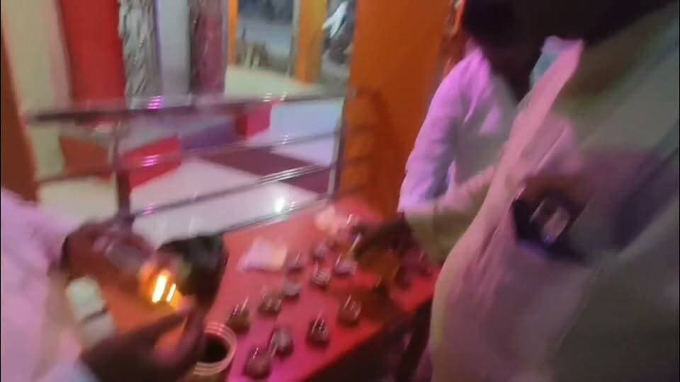 दीपों की रोशनी से जगमगाया #आजमगढ़
आनंद अखिलेश और जयप्रकाश के नेतृत्व में #जहानागंज में जिले 2100 दीपक
घर-घर जले आशीर्वाद के दीपक