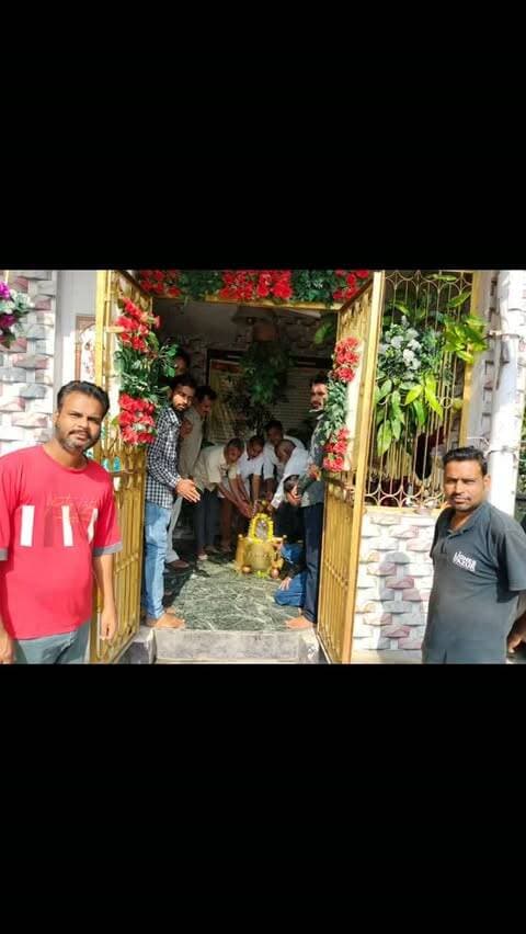 चित्तौड़गढ़ में सम्मान एवं धार्मिक आयोजन, पेंशनर समाज के जिलाध्यक्ष का अभिनंदन और प्रधानमंत्री मोदी का जन्मदिन मनाया
चित्तौड़गढ़, 18 सितम्बर। जिले में सामाजिक एवं धार्मिक गतिविधियों के तहत विभिन्न कार्यक्रम आयोजित किए गए। कपासन में राजस्थान पेंशनर समाज के जिलाध्यक्ष लक्ष्मीनारायण दशोरा के चौथी बार निर्विरोध निर्वाचित होने पर सम्मान समारोह आयोजित किया गया, वहीं चित्तौड़गढ़ के प्रतापनगर वार्ड नं. 18 में धार्मिक आयोजन के साथ प्रधानमंत्री नरेन्द्र मोदी का जन्मदिन मनाया गया।
कपासन में आयोजित सम्मान समारोह में राजस्थान पेंशनर समाज, उपशाखा कपासन के पदाधिकारियों एवं सदस्यों तथा जिला कार्यकारिणी के सदस्यों ने लक्ष्मीनारायण दशोरा का साफा, उपरना एवं श्रीफल भेंट कर अभिनंदन किया। कार्यक्रम का शुभारंभ सरस्वती प्रतिमा पर माल्यार्पण एवं दीप प्रज्वलन से हुआ।
कार्यक्रम में मुख्य अतिथि योगेश व्यास, पूर्व जिला आयुर्वेद अधिकारी, चित्त�