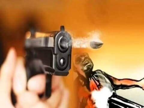 बोकारो: डीवीसी कॉलोनी में पति-पत्नी की हत्या, बेटा घायल
बोकारो: झारखंड के बोकारो जिले के चंद्रपुरा थाना क्षेत्र में डीवीसी पश्चिमी पल्ली कॉलोनी के क्वार्टर HM-14 में गुरुवार रात अज्ञात हमलावरों ने घर में घुसकर नरेश सिन्हा और उनकी पत्नी रेनू सिन्हा पर ताबड़तोड़ फायरिंग की। इस गोलीबारी में दोनों की मौत हो गई, जबकि उनका बेटा रोहित सिन्हा गंभीर रूप से घायल है।
घटना के समय बारिश हो रही थी और गर्जन की आवाजें भी आ रही थीं। हमलावरों ने दरवाजा खोलते ही फायरिंग शुरू कर दी। नरेश सिन्हा की मौके पर ही मौत हो गई जबकि पत्नी रेनू को अस्पताल ले जाया गया जहां उनकी भी मौत हो गई। गंभीर घायल बेटे रोहित को बोकारो जनरल अस्पताल में भर्ती कराया गया है। पुलिस मामले की जांच में जुटी है और अभी तक हमले का कारण स्पष्ट नहीं हुआ है।