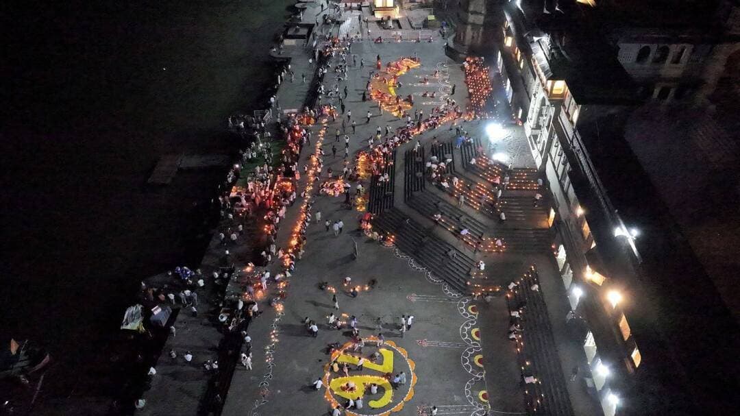 प्रधानमंत्री श्री नरेंद्र मोदी जी के जन्मदिवस के अवसर पर महेश्वर में अहिल्या घाट पर ‘सेवा संकल्प अभियान’ के अंतर्गत आयोजित ‘आशीर्वाद का दीया’ प्रज्ज्वलन समारोह स्थानीय जनप्रतिनिधियों की उपस्थिति में संपन्न हुआ।
#AshirwadKaDiya
#HappyBdayPMModi
#SevaSankalpAbhiyan
#JansamparkMP #khargone
#सेवा_संकल्प_अभियान