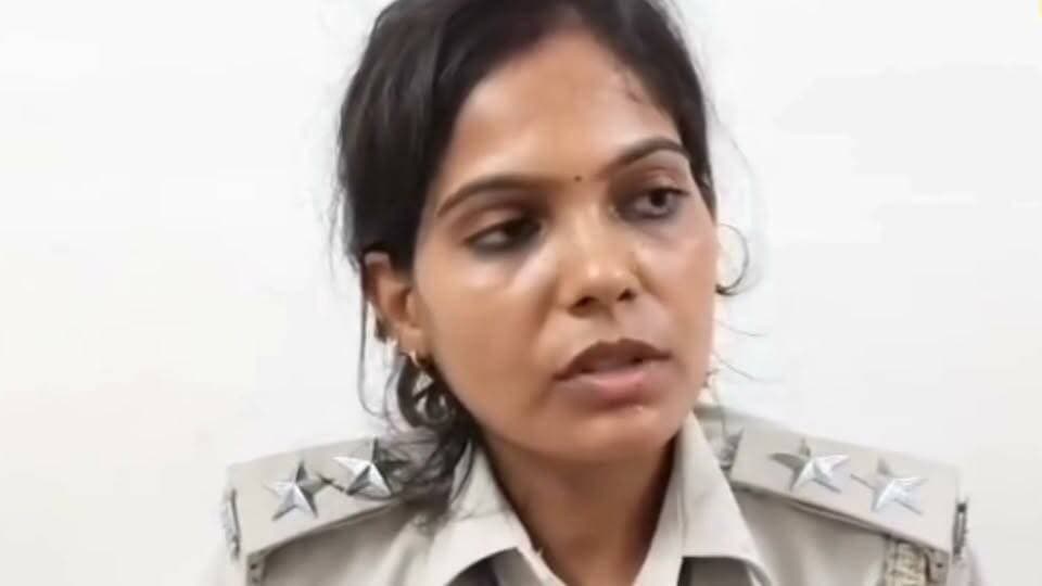 #खगड़िया: महेशखूंट थाना क्षेत्र के राजधाम गांव में शराब के खिलाफ कार्रवाई करने पहुंची मध्य निषेध विभाग की टीम पर ग्रामीणों के एक समूह द्वारा हमला किये जाने का मामला सामने आया है, घटना बुधवार की शाम की है.बताया गया कि शराब बिक्री की सूचना पर टीम एक घर में छापेमारी करने पहुंची थी. इसी दौरान टीम को घेरकर ईंट-पत्थर और लाठी-डंडे से हमला किया गया. घटना में एक महिला पुलिस पदाधिकारी समेत कई जवान घायल हो गये.
#thegogrivoice #KhagariaNews #BiharNews @topfans