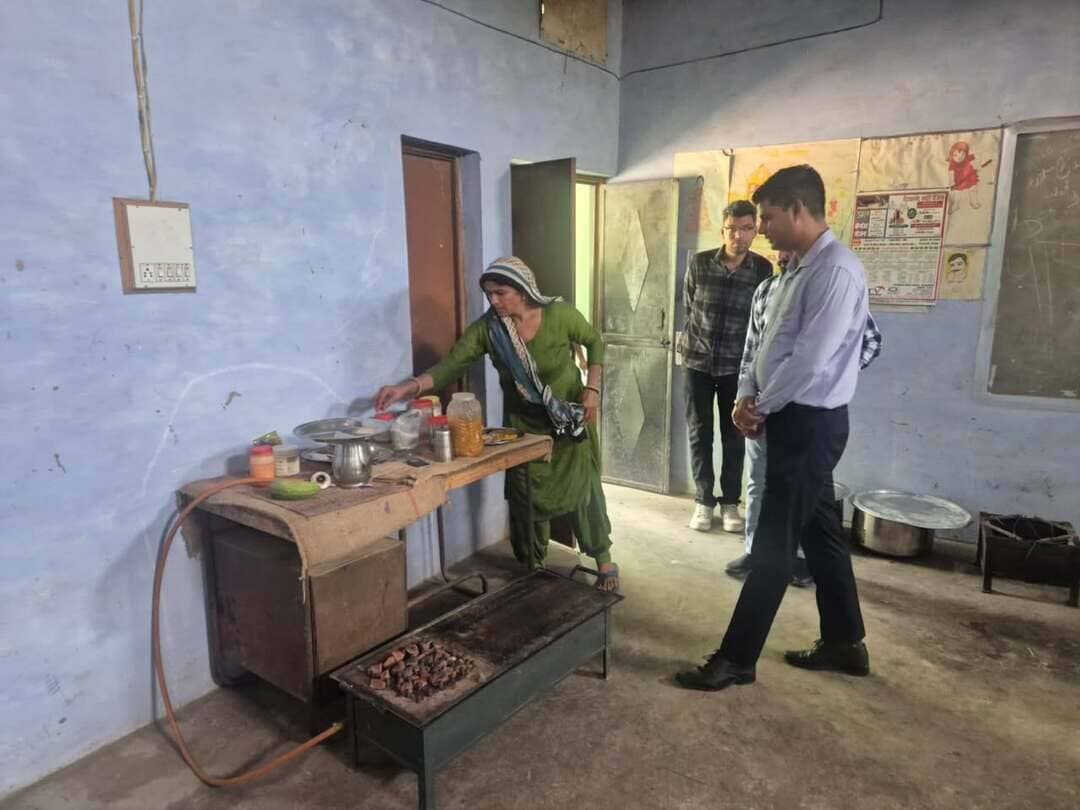 नायब तहसीलदार ने निरीक्षण कर विद्यालय में परखी विद्यार्थियों की सुरक्षा
50 से अधिक सवाल लेकर झांवरी स्थित सरकारी स्कूल में पहुंचे नायब तहसीलदार अशोक कुमार
मिड-डे मील से पेयजल तक हर व्यवस्था की पड़ताल
कंप्यूटर और लाइब्रेरी में उपलब्ध पुस्तकों के उपयोग में छात्रों की रूचि पर भी नजर
विद्यालय प्रांगण में लगाए गए पेड़ों की संख्या और प्रजातियों पर भी दिया ध्यान
तोशाम, 18 सितंबर।
नायब तहसीलदार अशोक कुमार ने गांव झांवरी में स्थित राजकीय वरिष्ठ माध्यमिक विद्यालय का निरीक्षण कर विद्यार्थियों की सुरक्षा से लेकर पेयजल व अन्य सुविधाओं को परखा। जिला प्रशासन द्वारा आवंटित किए गए स्कूल का निरीक्षण करने पहुंचे नायब तहसीलदार ने स्कूल स्टाफ से 50 से अधिक सवालों के उत्तर जाने। नायब तहसीलदार ने निरीक्षण के दौरान मिड-डे मील से पेयजल तक हर व्यवस्था की पड़ताल की। उन्होंने कंप्यूटर प्रयोग और लाइब्रेरी में उपलब्ध पुस्तकों के उपयोग के प्रति छात्रों की रूचि को जाना तो विद्यालय प्रांगण में लगाए गए पेड़ों की संख्या और किस्मों की भी जानकारी ली। नायब तहसीलदार ने बच्चों से भी संवाद कर कड़ी मेहनत कर लक्ष्य हासिल करने की प्रेरणा दी।
मालूम हो कि हरियाणा सरकार ने सरकारी स्कूलों की निगरानी व्यवस्था में बड़ा प्रशासनिक बदलाव करते हुए इसकी कमान जिला प्रशासन को सौंप दी है। मुख्यमंत्री नायब सिंह सैनी की मंजूरी के बाद अतिरिक्त उपायुक्त को प्रत्येक जिले का नोडल अधिकारी नियुक्त किया गया है। नई व्यवस्था के तहत प्रशासन अब केवल समन्वयक की भूमिका में नहीं, बल्कि सरकारी स्कूलों की आधारभूत सुविधाओं, शिक्षण व्यवस्था, बच्चों की सुरक्षा और सरकारी योजनाओं के क्रियान्वयन की सीधे निगरानी कर रहा है। औचक निरीक्षण से लेकर कमियों की रिपोर्ट भी सीधे मुख्यालय भेजी जाएगी। व्यवस्था के तहत अधिकारियों को स्कूल आवंटित किए गए है। नायब तहसीलदार अशोक कुमार ने आवंटित
झांवरी स्थित वरिष्ठ माध्यमिक विद्यालय में 50 से अधिक सवालों की पड़ताल की जिनमें मिड-डे मील की गुणवत्ता, कच्चे राशन का रखरखाव, पेयजल व्यवस्था, पानी की टंकियों की सफाई, शौचालयों की स्थिति और परिसर की स्वच्छता, स्मार्ट बोर्ड, कंप्यूटर और टैबलेट के उपयोग, शिक्षकों और विद्यार्थियों की उपस्थिति, कक्षा संचालन, अनुशासन, भवन की समग्र स्थिति, कमरों की संख्या व उपयोग में कमरों की संख्या, चारदीवारी की स्थिति, बिजली कनेक्शन व पंखे/लाइट, भवन की मरम्मत/नवीनीकरण की आवश्यकता, दिव्यांग बच्चों के लिए रैंप की उपलब्धता, अग्निशमन/सुरक्षा उपकरण की उपलब्धता, स्वच्छता, कक्षों की सफाई व्यवस्था, परिसर/प्रांगण की सफाई, स्वच्छ भारत मिशन के तहत सफाई कर्मी की उपलब्धता, कूड़ेदान की उपलब्धता व निस्तारण व्यवस्था, रसोई की स्वतंत्रता,
बालक शौचालयों की कुल संख्या व चालू हालत में संख्या, बालिका शौचालयों की कुल संख्या व चालू हालत में संख्या, शौचालयों में पानी की उपलब्धता, शौचालयों की सफाई की स्थिति, दिव्यांग-अनुकूल शौचालय की उपलब्धता, पेयजल सुविधा, पेयजल स्रोत का प्रकार (आरओ/हैंडपंप/नल), पेयजल की गुणवत्ता व नियमित जाँच का रिकॉर्ड, पार्नी की उपलब्धता निरंतर है या नहीं, फर्नीचर एवं छात्र-अध्यापक संख्या , स्वीकृत पद बनाम कार्यरत अध्यापकों की संख्या, डेस्क/बेंच की पर्याप्तता, छात्र-अध्यापक अनुपात, पिछले परीक्षा परिणाम, लाइब्रेरी व पुस्तकों की उपलब्धता व उपयोग, विज्ञान/कम्यूटर प्रयोगशाला की स्थिति व उपयोग, शिक्षण सहायक सामग्री का उपयोग, अध्यापक डायरी, सह-शैक्षणिक गतिविधियां, खेल मैदान की उपलब्धता व स्थिति, स्पोर्ट्स सामग्री की उपलब्धता, सांस्कृतिक/खेल गतिविधियों के आयोजन का विवरण, स्काउट-गाइड/एनसीसी जैसी गतिविधियां, रसोईघर व बर्तनों की स्वच्छता, छात्रवृत्ति/यूनिफार्म/पुस्तकों का वितरण स्टेटस, पीटीएम की नियमितता, विद्यालय के विशिष्ट पूर्व छात्र, विद्यालय में पेड़ों की स्थिति, विद्यालय परिसर में कुल पेड़ों की संख्या, पेड़ों के प्रकार आदि सवालों के जवाब ढूंढे।
नायब तहसीलदार ने बताया कि उच्च अधिकारियों द्वारा आवंटित विद्यालयों में सुविधाओं को परखने का मुख्य उद्देश्य शिक्षा के स्तर को सुधारना और बच्चों को एक सुरक्षित और बेहतर माहौल देना है।
स्कूल प्रांगण में पौधों की स्थिति बेहतर---
नायब तहसीलदार ने स्कूल में पौधों की संख्या सराहनीय है। स्कूल स्टाफ द्वारा पर्यावरण का बहुत खयाल रखा हुआ है। स्कूल प्रांगण में 240 से अधिक 25 प्रजातियों के पौधे हैं।
इस दौरान बलजीत सिंह, उर्मिला, मनेश, सुषमा, लक्ष्मी, विद्या,, मंजीत सिंह, सरोज, राकेश, संपत आदि स्टाफ सदस्य उपस्थित रहे।