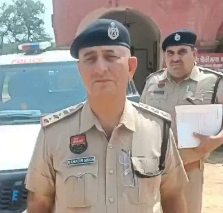 भिवानी जिला के खरक गांव में हरियाणवी सिंगर के घर के बाहर फा*यरिंग, जांच में जुटी पुलिस
सदर थाना प्रभारी महावीर सिंह के अनुसार, 17 सितंबर की रात करीब 10:30 बजे खरक गांव में एक हरियाणवी सिंगर के मकान के सामने गली में खड़ी गाड़ी पर अज्ञात मोटरसाइकिल सवार द्वारा एक राउंड फायर किया गया। इस घटना में गाड़ी का शीशा टूट गया, हालांकि किसी प्रकार का जानी नुकसान नहीं हुआ है। सूचना मिलते ही पुलिस अधिकारियों सहित FSL की टीम ने मौके पर पहुंचकर मुआयना किया और आवश्यक साक्ष्य जुटाए। पुलिस ने आरोपियों की पहचान व गिरफ्तारी के लिए टीमों का गठन कर दिया है और जल्द ही प्रभावी कार्रवाई अमल में लाई जाएगी।