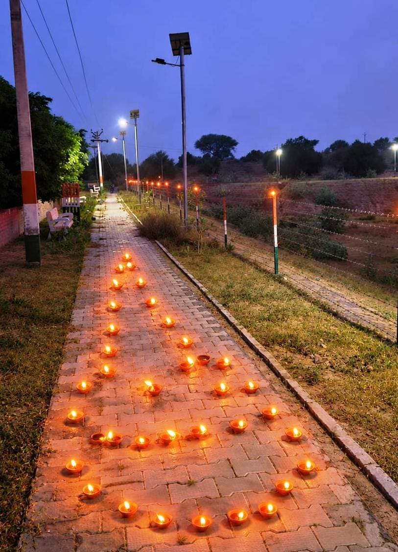 - ‘आशीर्वाद का दीया’
- आशीर्वाद के दीयों से जगमग हुए धार्मिक स्थल, आंगनवाड़ी केंद्र, अमृत सरोवर, शिक्षण संस्थान
भिवानी, 18 सितंबर। प्रधानमंत्री श्री नरेंद्र मोदी के जनसेवा के 25 वर्ष पूरे होने के उपलक्ष्य में सेवा संकल्प अभियान का शुभारंभ 17 सितंबर की शाम को ‘आशीर्वाद का दीये’ जलाने के साथ हुआ। आशीर्वाद के दीयों से जिलेभर के धार्मिक स्थल, आंगनवाड़ी केंद्र, अमृत सरोवर, शिक्षण संस्थान जगमग हुए। सभी संस्थानों में दीवाली सा माहौल बना। शहर बावड़ी गेट स्थित श्री कृष्ण प्रणामी मंदिर में जिला स्तरीय कार्यक्रम आयोजित किया गया, जिसमें श्री कृष्ण प्रणामी जनकल्याण ट्रस्ट के अध्यक्ष एवं राष्ट्रीय संत शिरोमणि डॉ. स्वामी सदानंद जी महाराज ने आशीर्वाद का दीया प्रज्वलित किया। उन्होंने राष्ट्र की उन्नति, समृद्धि, विकसित भारत में अपना योगदान देने का संदेश दिया। उन्होंने कहा कि समाज और राष्ट्र की तरक्की में सकारात्मक सोच के साथ आगे बढऩा जरूरी है। उन्होंने युवाओं से भारत को पूर्ण रूप से विकसित बनाने में अपना योगदान देने का आह्वान किया। इस दौरान मंदिर की भव्यता देखते ही बनी। संस्था के राष्ट्रीय प्रवक्ता डॉ.मुरलीधर शास्त्री ने श्री कृष्ण प्रणामी ट्रस्ट द्वारा देश में चलाए जा रहे जनकल्याणकारी कार्यों पर विस्तार से प्रकाश डाला।
उल्लेखनीय है कि 17 सितंबर से शुरु हुए सेवा संकल्प अभियान के तहत 17 अक्टूबर तक विभिन्न प्रकार की जनकल्याणकारी गतिविधियां व कार्यक्रम आयोजित किए जाएंगे। अभियान की शुरुआत आशीर्वाद की दीये प्रज्वलित करने से हुई। विभिन्न विकास परियोजनाओं, पार्कों, अमृत सरोवर, फ्लाईओवरों, शिक्षण संस्थानों तथा धार्मिक स्थलों, पर आशीर्वाद का दीया कार्यक्रम आयोजित किया गया। जिला में 76 व्यायामशाला, 28 कम्यूनिटी सेंटर, 26 ग्राम सचिवालय, 86 ई-लाईब्रेरी व 30 महिला सांस्कृतिक केंद्रों पर आशीर्वाद के दीए जलाए गए। कार्यक्रमों में सरकारी संस्थानों में संबंधित विभागों के अधिकारियों के अलावा भाजपा जिलाध्यक्ष विरेंद्र कौशिक अपनी पूरी टीम के साथ विभिन्न कार्यक्रमों में शामिल हुए और आशीर्वाद के दीये जलाए।
इनमें पंडित नेकी राम शर्मा मेडिकल कॉलेज भिवानी, चौ. बंसीलाल विश्वविद्यालय परिसर, चौ. सुरेंद सिंह मेमोरियल झील तोशाम, गर्ल्स कॉलेज तोशाम, बस स्टैंड तोशाम, चौ. सुरेंद्र सिंह स्टेडियम तोशाम, चौ. बंसीलाल पार्क भिवानी, महिला कॉलेज बवानी खेड़ा, किरोड़ीमल पार्क भिवानी, बाईपास–हांसी रोड तिगड़ाना मोड़, महाराजा दक्ष प्रजापति पार्क नूनसर जौहड़, लोहारू सब्जी मंडी फ्लाईओवर, रोहतक रोड जलेबी चौक, भीम स्टेडियम भिवानी, महम रोड फ्लाईओवर, पासपोर्ट सेवा केंद्र, तोशाम रोड फ्लाईओवर, दिनोद रोड फ्लाईओवर, राजकीय कन्या विद्यालय भगत सिंह चौक, चौ. बंसीलाल एयर स्ट्रिप में नवनिर्मित हैंगर कॉम्प्लेक्स, राष्ट्रीय राजमार्ग पर आर्शीवाद का दीया कार्यक्रम आयोजित हुआ।
इसी प्रकार से सभी उपमंडल कार्यालय, लोहारू उपमंडल के गांव खरखड़ी स्थित महाराणा प्रताप हॉर्टिकल्चर यूनिवर्सिटी का क्षेत्रीय केंद्र, गांव गिगनाऊ स्थित इंडो-इजरायल हॉर्टिकल्चर सेंटर, कृषि अनुसंधान केंद्र गोकलपुरा, हरियाणा पशु चिकित्सा विज्ञान केंद्र बहल, सिवानी उपमंडल के गांव गरवा में निर्माणाधीन फसल कृषि अनुसंधान केंद्र, सीएचसी कैरू, अनाज मंडी खेड़ा में कार्यक्रम आयोजित हुआ।
इसी प्रकार से प्रमुख धार्मिक स्थलों में पहाड़ी माता मंदिर नकीपुर पहाड़ी, माता मंदिर देवसर, बाबा मुंगीपा मंदिर व श्री सिंह शाम मंदिर तोशाम, किरोड़ीमल मंदिर भिवानी, बाबा जहर गिरी आश्रम भिवानी, जोगीवाला मंदिर भिवानी, श्री कृष्ण प्रणामी आश्रम भिवानी, खाकी बाबा मंदिर भिवानी, स्थानीय घंटाघर स्थित गुरूद्वारा, बवानीखेड़ा स्थित बड़ा गुरूद्वारा आदि विभिन्न धार्मिक स्थलों पर आशीर्वाद का दीया कार्यक्रम आयोजित हुआ।