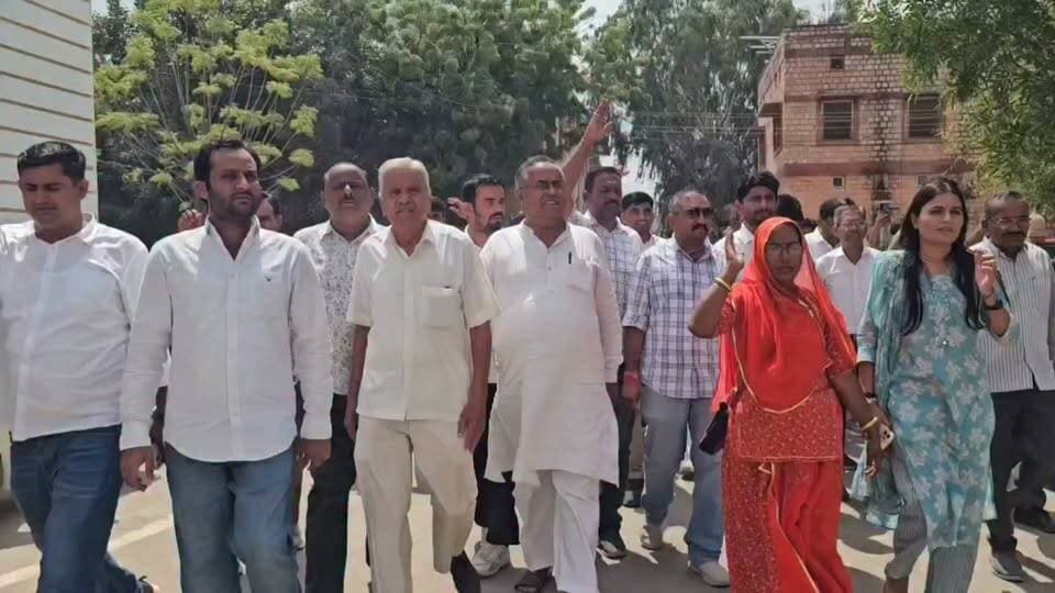 भाजपा पर बड़ा आरोप..जीते हुए कांग्रेस पार्षदों को परेशन करने के विरोध में ज्ञापन।
Laxman Singh Godara Mewaram Jain Harish Chaudhary Govind Singh Dotasra Ashok Gehlot