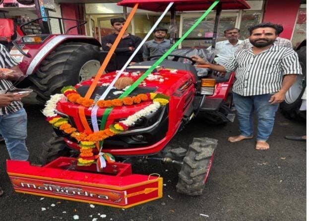 <nis:link nis:type=tag nis:id=सेवा_संकल्प_अभियान nis:value=सेवा_संकल्प_अभियान nis:enabled=true nis:link/> <nis:link nis:type=tag nis:id=कहानी_बदलाव_की nis:value=कहानी_बदलाव_की nis:enabled=true nis:link/>
बागवानी यंत्रीकरण से आधुनिक खेती की ओर बढ़ते कृषक महेंद्र सिंह
MIDH योजना से मिला ट्रैक्टर,
2.45 लाख की अनुदान सहायता से बदली खेती की तस्वीर
आगर-मालवा, 18 सितम्बर 2026/ सेवा संकल्प अभियान के तहत जिले के कृषकों को शासन की विभिन्न योजनाओं का लाभ मिल रहा है। बडौद विकासखण्ड के ग्राम आसंध्या के कृषक श्री महेंद्र सिंह की कहानी बदलाव की एक मिसाल है।
कृषक का विवरण > कृषक श्री महेंद्र सिंह पिता श्री गोकुल सिंह लघु सीमांत कृषक ग्राम आसंध्या, विकास खण्ड बडौद, जिला आगर मालवा,MIDH बागवानी यंत्रीकरण यंत्र योजना के तहत ट्रैक्टर (Up to 20 PTO BHP) लागत 4.90 लाख, रुपए स्वीकृत हुए इसमें शासन की ओर से 2.45 लाख रुपए का अनुदान भी मिला। अब इस ट्रैक्टर से कृषि कर कृषक श्री महेंद्र सिंह कम समय, श्रम और कम लागत में अच्छा उत्पादन प्राप्त करने लगे हैं।
ट्रैक्टर की उपलब्धता से कृषक को बागवानी एवं कृषि कार्यों के लिए समय पर यांत्रिक साधन उपलब्ध हुआ है। इससे खेत की तैयारी, विभिन्न कृषि कार्यों तथा बागवानी से जुड़े कार्यों को अधिक तेजी, सुविधा एवं कुशलता से पूरा करने में सहायता मिल रही है। कृषि कार्यों में यंत्रीकरण अपनाने से मानव श्रम पर निर्भरता कम करने, समय की बचत तथा कार्य क्षमता बढ़ाने में भी मदद मिली है।
यह पहल क्षेत्र के अन्य कृषकों के लिए प्रेरणादायक है। MIDH बागवानी यंत्रीकरण योजना के माध्यम से आधुनिक कृषि यंत्रों को अपनाकर कृषक अपनी कार्यक्षमता बढ़ाने और बागवानी को अधिक लाभकारी बनाने की दिशा में आगे बढ़ सकते हैं।
कृषक महेंद्र सिंह कहते हैं कि-- "पहले छोटे-छोटे काम के लिए ट्रैक्टर किराए पर लेना पड़ता था, समय और पैसा दोनों ज्यादा लगता था। MIDH योजना में 2.45 लाख की सब्सिडी मिलने से मुझे खुद का ट्रैक्टर मिल गया है। अब खेती समय पर और कम लागत में हो रही है।"
> उनकी यह कहानी सिद्ध करती है कि यंत्रीकरण से न केवल लागत घटती है, बल्कि किसान आत्मनिर्भर भी बनता है - यही सेवा संकल्प अभियान का उद्देश्य है।
CM Madhya Pradesh
Jansampark Madhya Pradesh
Ujjain Commissioner
<nis:link nis:type=tag nis:id=सेवा_संकल्प_अभियान nis:value=सेवा_संकल्प_अभियान nis:enabled=true nis:link/> <nis:link nis:type=tag nis:id=sevasankalpabhiyan nis:value=SevaSankalpAbhiyan nis:enabled=true nis:link/> <nis:link nis:type=tag nis:id=ashirwadkadiya nis:value=AshirwadKaDiya nis:enabled=true nis:link/>