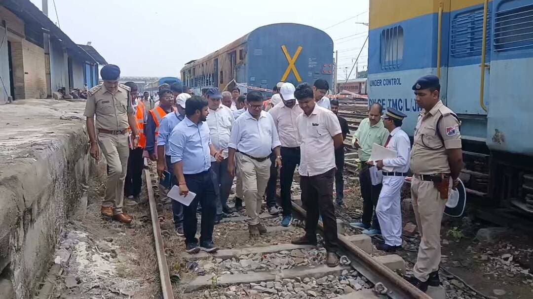 फिरोजाबाद: जले हुए ट्रैक मेंटेनेंस कैंपिंग कोच का DRM ने किया निरीक्षण, 40 मिनट तक अधिकारियों में मचा हड़कंप!
शिकोहाबाद रेलवे स्टेशन पर छह दिन पहले हुए भीषण अग्निकांड के मामले में प्रयागराज मंडल के मंडल रेल प्रबंधक (डीआरएम) रजनीश अग्रवाल शुक्रवार को ग्राउंड ज़ीरो पर पहुंचे। 'परख स्पेशल सैलून' से शिकोहाबाद पहुंचे डीआरएम ने लगभग 40 मिनट तक जले हुए ट्रैक मेंटेनेंस कैंपिंग कोच का बारीकी से निरीक्षण किया और सुरक्षा मानकों में हुई लापरवाही को लेकर अधिकारियों से कड़ी पूछताछ की।
बता दें कि बीते 12 सितंबर को शिकोहाबाद स्टेशन के पास खड़े ट्रैक मेंटेनेंस कैंपिंग कोच में अचानक भीषण आग लग गई थी, जिससे पूरा कोच जलकर राख हो गया था। घटना के दौरान कोच में रखा एलपीजी गैस सिलेंडर धमाके के साथ फट गया था, जिसकी चपेट में आकर राहुल नाम का युवक गंभीर रूप से घायल हो गया था। हादसे के बाद रेलवे प्रशासन ने चार सदस्यीय जांच समिति का गठन किया था।
निरीक्षण के दौरान डीआरएम ने जले हुए कोच के अवशेषों को देखा और जांच समिति से आग लगने के तकनीकी कारणों का ब्योरा मांगा। इसके बाद उन्होंने पास में खड़े अन्य कैंपिंग कोचों का भी मुआयना किया, जहां उन्होंने ट्रैक मेंटेनेंस मशीनों, औजारों और फायर सेफ्टी उपकरणों की जांच की। डीआरएम के कड़े रुख को देखकर मौके पर मौजूद रेल अधिकारियों में अफरा-तफरी का माहौल बना रहा। गहन जांच-पड़ताल के बाद डीआरएम अपने स्पेशल सैलून से मैनपुरी के लिए रवाना हो गए।
#Shikohabad #Firozabad #RailwayNews #DRMInspection #IndianRailways #BreakingNews #ShikohabadNews