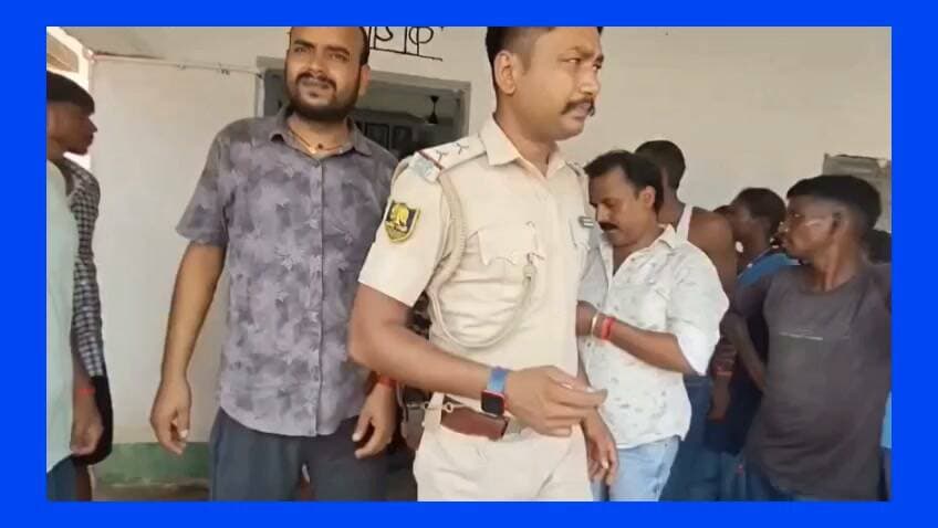 प्रधानाध्यापक पर छात्राओं ने लगाया छेड़खानी का आरोप, पुलिस हिरासत में पूछताछ जारी, स्कूल में जुटी लोगों की भीड़।
नवादा जिले के एक स्कूल में छात्राओं का हंगामा । स्कूल के प्रिंसिपल महेश प्रसाद यादव पर बच्चियों ने लगाया छेड़खानी का आरोप । बैड टच का भी लगाया आरोप। बच्चियों ने आज एकजुट होकर किया विरोध। वहीं मौके पर पहुँचे भारी संख्या में ग्रामीण । प्रिंसिपल को एक कमरे में बनाया बंधक । आनन फानन में स्कूल पहुँची डायल 112 की पुलिस एवं नगर थाना की टीम । बता दें कि यह पूरा मामला नवादा सदर प्रखंड के आनंदपुरा गांव स्थित उत्क्रमित मध्य विद्यालय का है। फिलहाल पुलिस इस मामले में जांच कर रही है ।