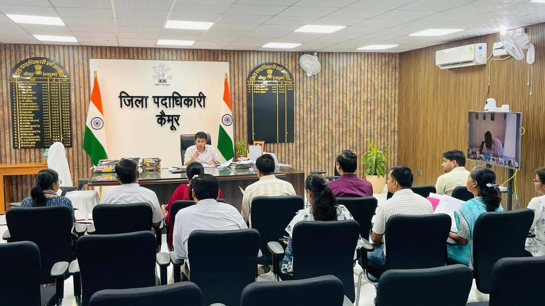 डीएम की अध्यक्षता में कल्याणकारी योजनाओं की समीक्षा, योजनाओं में तेजी लाने के निर्देश
कैमूर समाहरणालय में आज जिला पदाधिकारी की अध्यक्षता में समाज कल्याण, ICDS, सामाजिक सुरक्षा, महिला एवं बाल संरक्षण सहित कई विभागों की समीक्षात्मक बैठक हुई। बैठक हाइब्रिड मोड में आयोजित की गई, जिसमें जिला स्तरीय पदाधिकारी और सभी BDO शामिल रहे।
बैठक में डीएम ने आंगनबाड़ी केंद्रों में पेयजल, शौचालय और बिजली की सुविधा, पोषण ट्रैकर पर उपस्थिति, कन्या उत्थान और मातृ वंदना योजना की प्रगति की समीक्षा की। साथ ही 5,900 लंबित पेंशनधारियों के जीवन प्रमाणीकरण और आधार सीडिंग जल्द पूरा करने का निर्देश दिया।
डीएम ने छात्रावास निर्माण, आवासीय विद्यालयों में डीबीटी भुगतान, महिला हेल्पलाइन 181 और वन स्टॉप सेंटर में लंबित मामलों के त्वरित निपटारे का भी निर्देश दिया। उन्होंने कहा कि सरकार की योजनाओं का लाभ अंतिम व्यक्ति तक समय पर पहुंचना चाहिए, लापरवाही पर कड़ी कार्रवाई होगी।