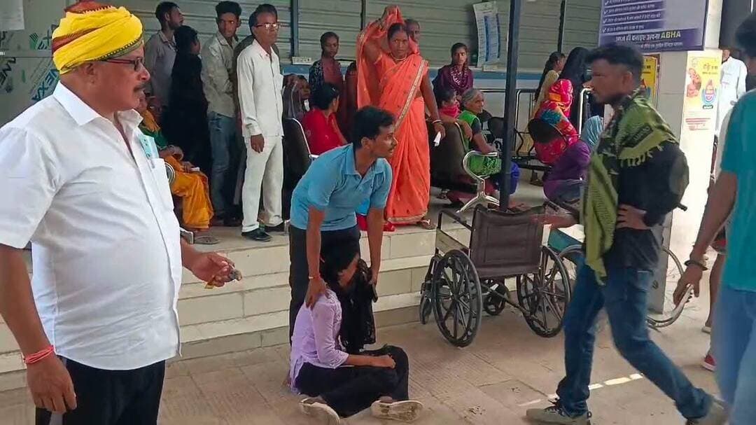 अनियंत्रित बाइक नहर में गिरी, तीन युवकों की मौत
कैमूर मोहनिया थाना क्षेत्र में शुक्रवार को एक दर्दनाक सड़क हादसे में बाइक सवार तीन युवकों की मौत हो गई। बताया जा रहा है कि मोहनिया आने के दौरान बाइक अचानक अनियंत्रित होकर नहर में जा गिरी।
हादसे में बघिनी गांव निवासी विकास कुमार, बिट्टू कुमार और दिलकुश राय की मौत हो गई। घटना की सूचना मिलते ही पुलिस मौके पर पहुंची और मामले की जांच शुरू कर दी।
