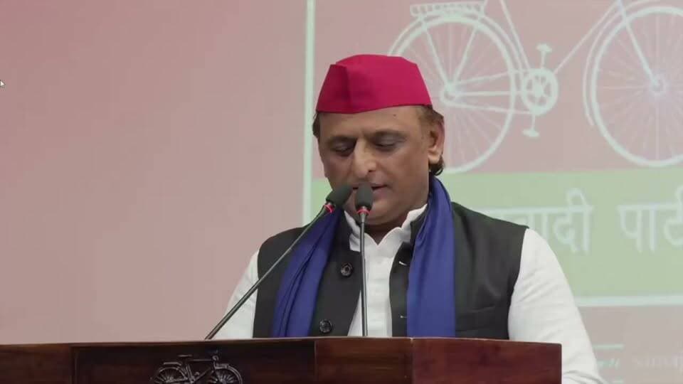 अखिलेश यादव का बड़ा बयान—रामआसरे कुशवाहा के सपा में शामिल होने से PDA मजबूत होगा
“आज के दिन बहुत जिम्मेदार, वरिष्ठ, सम्मानित और आदरणीय रामआसरे कुशवाहा जी हमारी पार्टी में शामिल हो रहे हैं। इनके आने से PDA की ताकत और मजबूत होगी।”
— माननीय राष्ट्रीय अध्यक्ष श्री अखिलेश यादव जी