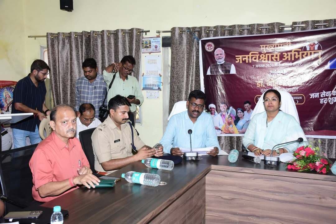 सतना जनपद पंचायत सोहावल के सभागार में राज्यमंत्री श्रीमती प्रतिमा बागरी की उपस्थिति में मुख्यमंत्री जनविश्वास अभियान के तहत शिविर आयोजित किया गया। शिविर में कलेक्टर डॉ. सतीश कुमार एस एवं पुलिस अधीक्षक श्री हंसराज सिंह ने नागरिकों से संवाद करते हुए उनकी समस्याएं सुनीं और संबंधित अधिकारियों को आवश्यक कार्रवाई के निर्देश दिए।
इस अवसर पर जनपद उपाध्यक्ष श्री धर्मेंद्र सिंह, अपर कलेक्टर श्री विकास सिंह, सीईओ जिला पंचायत श्री शैलेंद्र सिंह,एसडीएम श्री एल.आर. जांगड़े, डिप्टी कलेक्टर श्री संदीप परस्ते, सीईओ जनपद पंचायत सोहावल श्री प्रतिपाल बागरी, डीपीओ श्री राजीव सिंह सहित विभिन्न विभागों के अधिकारी एवं जनप्रतिनिधि उपस्थित रहे।