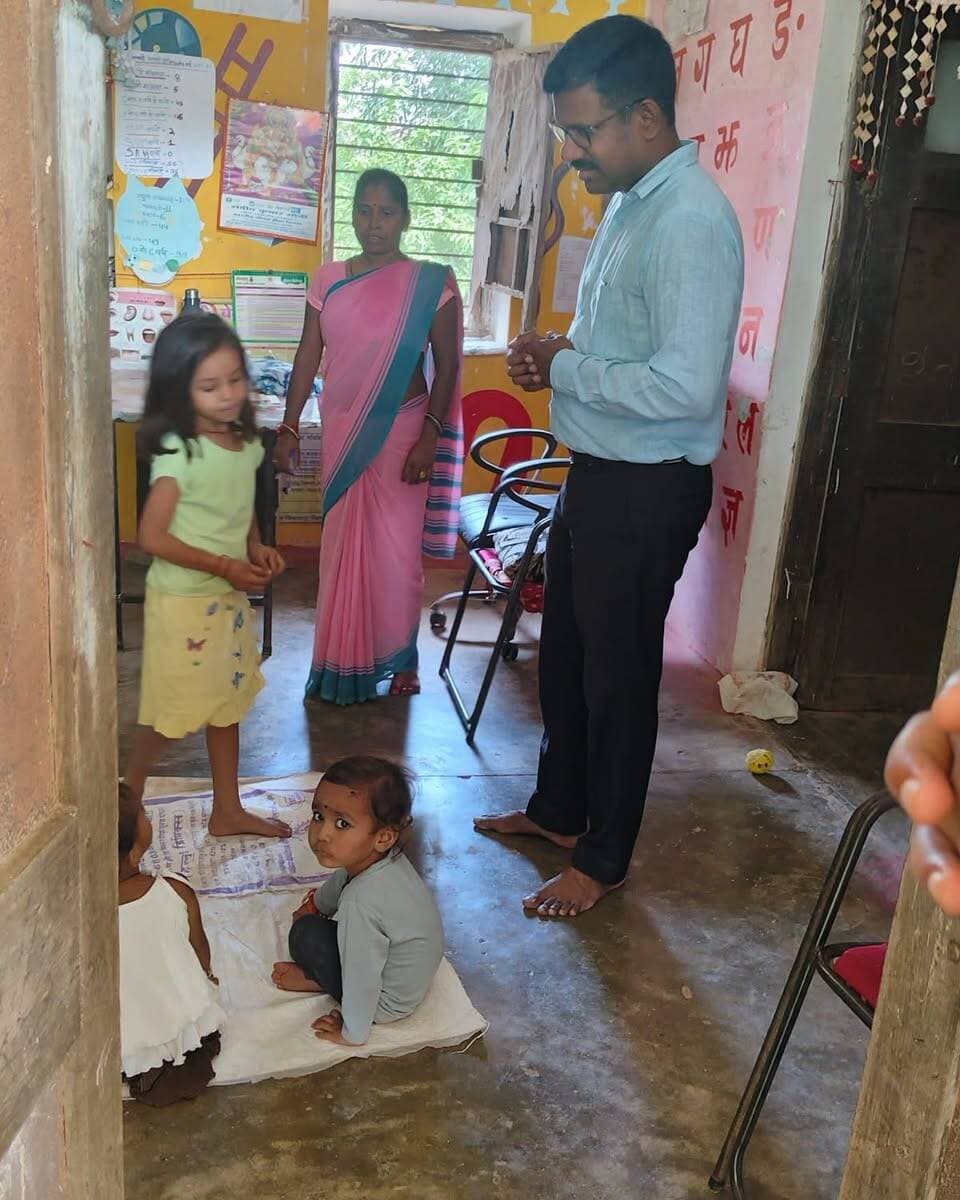 सतना मुख्यमंत्री जनविश्वास अभियान अंतर्गत जनपद पंचायत कार्यालय सोहावल पहुंचे कलेक्टर डॉ सतीश कुमार एस और पुलिस अधीक्षक श्री हंसराज सिंह ने पैदल भ्रमण कर जनपद कार्यालय, नवीन कार्यालय भवन के निर्माण, प्राथमिक स्वास्थ्य केंद्र तथा आंगनवाड़ी केंद्र का निरीक्षण किया।
इस मौके पर अपर कलेक्टर विकास सिंह, सीईओ जनपद पंचायत सोहावल प्रतिपाल बागरी, डीपीओ राजीव सिंह सहित अधिकारी उपस्थित रहे।
