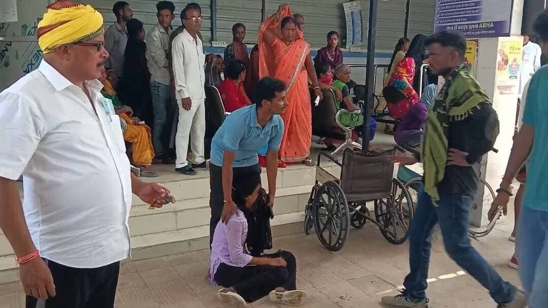कैमूर: बाइक अनियंत्रित होकर नहर में गिरी,तीन की मौत,
मोहनिया आने के दौरान हादसा बघिनी नहर में गिरी बाइक
बघिनी गांव के विकास कुमार, बिट्टू कुमार और दिलकुश राय बाइक पर थे सवार
घटना के बाद पुलिस मामले की जांच में जुटी।