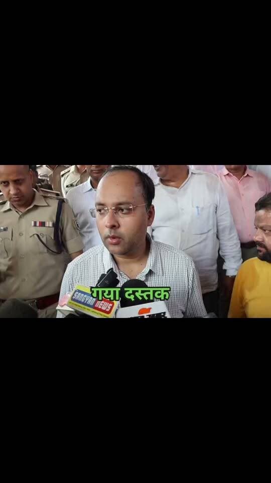पितृपक्ष मेले से पहले गया जंक्शन का मेगा निरीक्षण, श्रद्धालुओं की सुविधा से सुरक्षा तक परखी गई हर व्यवस्था, डीएम शशांक शुभंकर और एसएसपी सुशील कुमार ने लिया तैयारियों का जायजा, संकरे फुटओवर ब्रिज पर विशेष पुलिस-मजिस्ट्रेट की तैनाती; ट्रेन-प्लेटफॉर्म की जानकारी डिस्प्ले और अनाउंसमेंट से मिलेगी
गया। पितृपक्ष मेला शुरू होने से पहले गया रेलवे जंक्शन पर श्रद्धालुओं की भारी भीड़ को देखते हुए जिला प्रशासन और पुलिस ने तैयारियों को अंतिम रूप देना शुरू कर दिया है। इसी क्रम में गया के जिलाधिकारी शशांक शुभंकर, सदर एसडीओ, एसएसपी सुशील कुमार, सिटी एसपी समेत कई वरीय अधिकारियों ने शुक्रवार को गया रेलवे जंक्शन का निरीक्षण किया। अधिकारियों ने स्टेशन परिसर में श्रद्धालुओं के ठहरने, पेयजल, साफ-सफाई, मेडिकल सुविधा, शौचालय, भीड़ नियंत्रण और सुरक्षा व्यवस्था समेत तमाम तैयारियों का बारीकी से जायजा लिया।
पितृपक्ष मेले के दौरान देश के विभिन्न हिस्सों से बड़ी संख्या में श्रद्धालु पिंडदान और तर्पण के लिए गया पहुंचते हैं। ऐसे में गया जंक्शन श्रद्धालुओं के आवागमन का प्रमुख केंद्र बन जाता है। इसे देखते हुए जिला प्रशासन और रेलवे की ओर से यात्रियों को किसी प्रकार की परेशानी न हो, इसके लिए संयुक्त रूप से व्यवस्थाएं की जा रही हैं। निरीक्षण के दौरान अधिकारियों ने वेटिंग रूम की व्यवस्था देखी। यहां बाहर से आने वाले श्रद्धालुओं के ठहरने और इंतजार करने की सुविधा को परखा गया। वेटिंग रूम के साथ ही शौचालयों की साफ-सफाई और नियमित रखरखाव की व्यवस्था की भी समीक्षा की गई। स्टेशन परिसर में जिला प्रशासन की ओर से श्रद्धालुओं के बैठने और आराम करने के लिए लगाए जाने वाले टेंट की व्यवस्था का भी जायजा लिया गया।
अधिकारियों ने स्टेशन पर उपलब्ध पीने के पानी और मेडिकल सुविधा की भी समीक्षा की। किसी यात्री या श्रद्धालु को अचानक स्वास्थ्य संबंधी परेशानी होने पर तत्काल चिकित्सा सुविधा मिल सके, इसके लिए मेडिकल इंतजामों को सक्रिय रखने पर जोर दिया गया। वहीं, भीड़ और यात्रियों से जुड़ी किसी भी समस्या की तत्काल निगरानी एवं समाधान के लिए कंट्रोल रूम की व्यवस्था भी देखी गई।
संकरे फुटओवर ब्रिज पर रहेगी खास नजर
गया जंक्शन पर यात्रियों की आवाजाही को लेकर संकरे फुटओवर ब्रिज को भी अधिकारियों ने गंभीरता से लिया। मेले के दौरान श्रद्धालुओं की संख्या बढ़ने पर यहां भीड़ का दबाव नहीं बढ़े और यात्रियों को आने-जाने में परेशानी न हो, इसके लिए विशेष पुलिस बल और मजिस्ट्रेट की प्रतिनियुक्ति की जाएगी। भीड़ की स्थिति के अनुसार यात्रियों की आवाजाही को व्यवस्थित किया जाएगा।
अब डिस्प्ले बताएगा किस ट्रेन का प्लेटफॉर्म कौन सा
रेलवे की ओर से यात्रियों की सुविधा के लिए एक और महत्वपूर्ण व्यवस्था की गई है। स्टेशन पर जिन स्थानों पर श्रद्धालु ठहरेंगे या ट्रेनों का इंतजार करेंगे, वहां ट्रेन के नाम/नंबर और प्लेटफॉर्म की जानकारी डिस्प्ले के माध्यम से उपलब्ध कराई जाएगी। इसके साथ ही ट्रेनों के प्लेटफॉर्म और आवागमन से संबंधित जानकारी का अनाउंसमेंट भी लगातार किया जाएगा। इससे श्रद्धालुओं को ट्रेन पकड़ने के लिए अनावश्यक रूप से इधर-उधर भटकना नहीं पड़ेगा। निरीक्षण के दौरान जिला प्रशासन और रेलवे के अधिकारियों ने आपसी समन्वय से सभी व्यवस्थाओं को संचालित करने पर जोर दिया। पितृपक्ष मेले में देशभर से आने वाले श्रद्धालुओं को बेहतर सुविधा, सुरक्षित आवागमन और व्यवस्थित वातावरण उपलब्ध कराने के लिए स्टेशन पर सुरक्षा से लेकर सुविधा तक हर मोर्चे पर तैयारी की जा रही है।
#गयाजी
#गया_हो
#GayaPolice
#LatestNews
#बीजेपीसरकार
#लेटेस्ट
