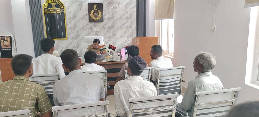 जनता दरबार में गूंजी फरियादियों की आवाज, एसपी ग्रामीण ने दिए त्वरित समाधान के निर्देश
आमजनों की समस्याओं के त्वरित और प्रभावी समाधान को लेकर शुक्रवार को दोपहर 2:00 बजे पुलिस अधीक्षक (ग्रामीण), दिव्यांजलि जायसवाल द्वारा जनता दरबार का आयोजन किया गया। जनता दरबार में जिले के विभिन्न क्षेत्रों से पहुंचे फरियादियों ने अपनी-अपनी समस्याएं एवं शिकायतें पुलिस अधीक्षक के समक्ष रखीं।
पुलिस अधीक्षक (ग्रामीण) दिव्यांजलि जायसवाल ने प्रत्येक फरियादी की शिकायत को गंभीरता और ध्यानपूर्वक सुना। उन्होंने संबंधित मामलों की जानकारी लेते हुए समस्याओं के नियमानुसार एवं शीघ्र निष्पादन के लिए संबंधित पदाधिकारियों को आवश्यक दिशा-निर्देश दिए।
जनता दरबार के दौरान पुलिस अधीक्षक ने अधिकारियों को स्पष्ट निर्देश दिया कि प्राप्त शिकायतों पर संवेदनशीलता के साथ कार्रवाई करते हुए मामलों का त्वरित एवं प्रभावी समाधान सुनिश्चित किया जाए। साथ ही, शिकायतों के निष्पादन में किसी प्रकार की अनावश्यक देरी नहीं हो, इसका भी विशेष ध्यान रखने को कहा गया।
पुलिस प्रशासन द्वारा आयोजित इस जनता दरबार का उद्देश्य आम लोगों की समस्याओं को सीधे सुनना और उन्हें समयबद्ध तरीके से संबंधित अधिकारियों के माध्यम से समाधान उपलब्ध कराना रहा। इस दौरान फरियादियों ने अपनी समस्याएं रखीं और पुलिस प्रशासन की ओर से आवश्यक कार्रवाई का भरोसा दिया गया।
#गयाजी
#गया_हो
#GayaPolice
#LatestNews
#लेटेस्ट