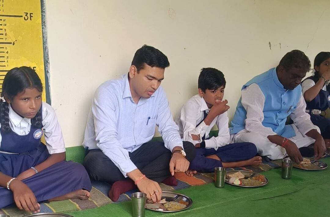 मुख्यमंत्री जन-विश्वास अभियान के तहत सांची विकासखण्ड के दीवानगंज में आयोजित शिविर के दौरान सांची विधायक डॉ प्रभुराम चौधरी, जिला पंचायत अध्यक्ष श्री यशवंत मीणा तथा कलेक्टर श्री अरूण कुमार विश्वकर्मा द्वारा पीएमश्री एकीकृत शासकीय उ.मा.विद्यालय दीवानगंज का निरीक्षण किया गया। इस दौरान जनप्रतिनिधियों और अधिकारियों द्वारा बच्चों के साथ बैठकर मध्यान्ह भोजन भी किया गया।
#Raisen Jansampark Madhya Pradesh JDjansampark Bhopal