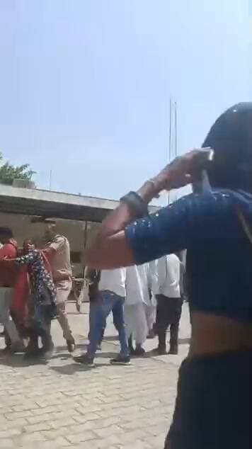 🚨 ब्रेकिंग न्यूज़ | कोटा ग्रामीण
पुलिसकर्मियों पर गंभीर आरोप, मीणा समाज ने खोला मोर्चा!
महिलाओं से दुर्व्यवहार और ग्रामीणों से मारपीट के आरोपों पर निष्पक्ष जांच की मांग
देवली मांझी थाना क्षेत्र के बजलिया गांव का मामला, थाना स्टाफ पर कार्रवाई की मांग
एसपी को सौंपा ज्ञापन—दोषियों पर कड़ी कार्रवाई नहीं हुई तो बढ़ सकता है आक्रोश!
#KotaNews #KotaPolice #KotaRural #BreakingNews #MangalSinghHada