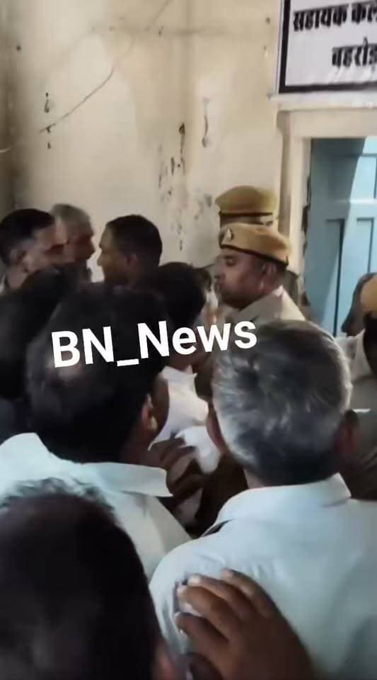 बहरोड़ सहायक कलेक्टर कार्यालय के बाहर पुलिस,प्रशासन व कांग्रेस नेताओं के बीच बहस
मुंडावर विधायक ललित यादव के साथ ही कांग्रेस नेता सजंय यादव है मौजूद