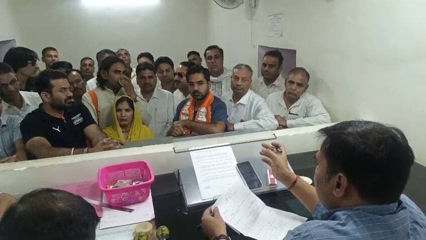 बहरोड़ नगरपरिषद से निर्दलीय प्रत्याशी निधि यादव व वीरेन्द्र यादव ने भाजपा नेताओं के साथ पहुँच लिया अपना-अपना नामांकन पत्र वापिस
भाजपा कांग्रेस के बीच 21 सितंबर को होगा चुनाव