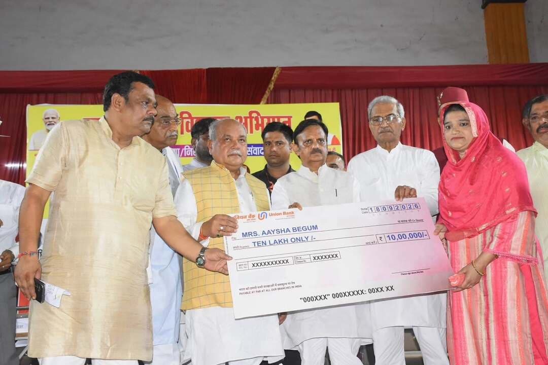 आम जनता के आवेदन पत्रों का मौके पर निराकरण करने तथा शासन की योजनाओं की मानीटरिंग के लिए मुख्यमंत्री जन विश्वास अभियान चलाया जा रहा है। अभियान के तहत आज नगर निगम रीवा में शिविर आयोजित किया गया। विधानसभा अध्यक्ष श्री नरेन्द्र सिंह तोमर तथा उप मुख्यमंत्री श्री राजेंद्र शुक्ल ने शिविर का शुभारंभ किया तथा विभिन्न योजनाओं से लाभान्वित हितग्राहियों को हितलाभ का वितरण किया।
CM Madhya Pradesh Dr Mohan Yadav Rajendra Shukla Office Of Rajendra Shukla Jansampark Madhya Pradesh
#JanVishwasAbhiyan #Rewa #रीवा