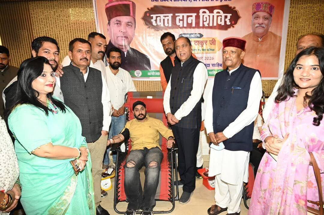 पांवटा साहिब में रक्तदान शिविर, सेवा संकल्प अभियान के तहत आयोजन
प्रधानमंत्री नरेंद्र मोदी के जन्मदिन के अवसर पर सेवा संकल्प अभियान के तहत भाजयुमो पांवटा साहिब द्वारा रक्तदान शिविर आयोजित किया गया। कार्यक्रम में शामिल होकर रक्तदाताओं का उत्साहवर्धन किया गया। इस दौरान रक्तदान को जरूरतमंदों का जीवन बचाने वाला महत्वपूर्ण सेवा कार्य बताते हुए सभी रक्तदाताओं और आयोजन में जुटे भाजयुमो पदाधिकारियों व कार्यकर्ताओं का आभार जताया गया।
#PaontaSahib #BloodDonation #SevaSankalp #BJYM #PMModi #BloodDonationCamp #HimachalNews #Sirmaur #HimachalPradesh