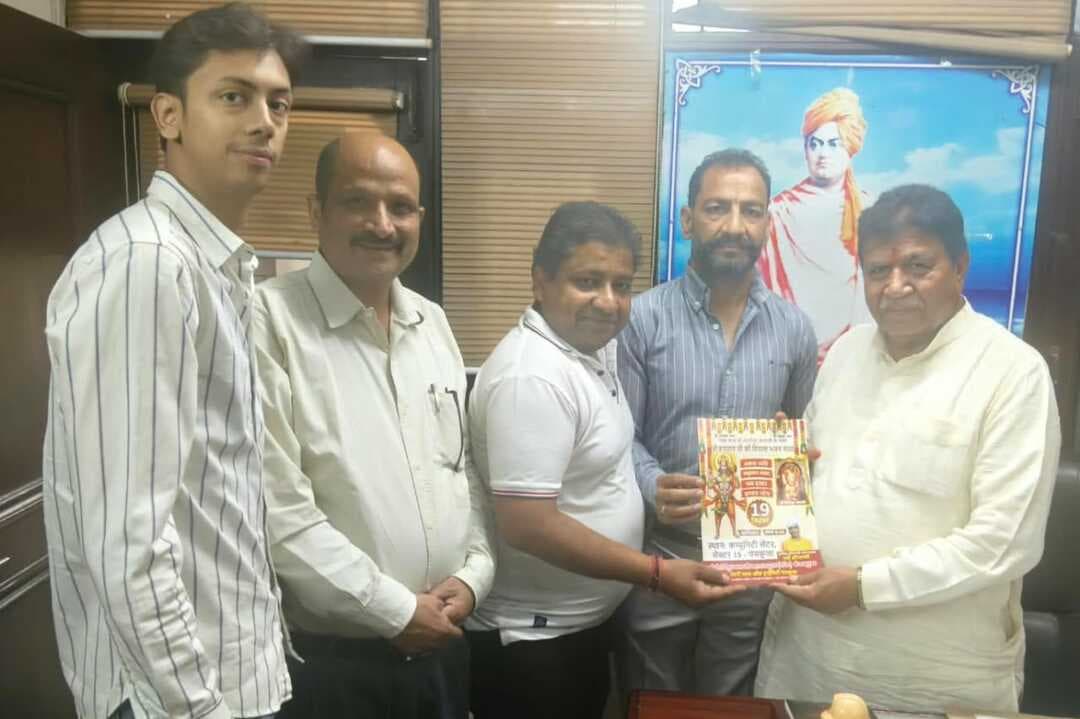 सेक्टर-15 में सजेगा श्री मेहंदीपुर बालाजी महाराज का भव्य दरबार
19 सितंबर को होगी ‘एक शाम श्री मेहंदीपुर बालाजी के नाम’ विशाल भजन संध्या, सनी हरियाणवी भजनों से बांधेंगे श्रद्धा का समां
पंचकूला। श्री मेहंदीपुर बालाजी महाराज के भक्तों के लिए पंचकूला में भक्ति और आस्था से जुड़ने का विशेष अवसर है। श्री मेहंदीपुर बालाजी महाराज ट्रस्ट रजिस्टर्ड, पंचकूला की ओर से 19 सितंबर 2026, शनिवार को सेक्टर-15 स्थित कम्युनिटी सेंटर में ‘एक शाम श्री मेहंदीपुर बालाजी के नाम’ विशाल भजन संध्या का आयोजन किया जाएगा।
ट्रस्ट के प्रधान दिनेश बंसल ने बताया कि कार्यक्रम की तैयारियां पूरी कर ली गई हैं। श्रद्धालुओं के स्वागत के लिए श्री मेहंदीपुर बालाजी महाराज का भव्य दरबार सजाया जाएगा। भजन संध्या का शुभारंभ शाम 6:30 बजे होगा।
कार्यक्रम में प्रसिद्ध भजन गायक सनी हरियाणवी अपनी भजनों की प्रस्तुतियों से श्रद्धालुओं को भक्ति के रंग में रंगेंगे। हरियाणवी अंदाज में प्रस्तुत किए जाने वाले भजनों से कार्यक्रम स्थल पर भक्तिमय वातावरण बनने की उम्मीद है।
मुख्य अतिथियों और यज्ञमानों को दिए निमंत्रण
भजन संध्या की तैयारियों को लेकर ट्रस्ट सदस्यों की बैठक आयोजित की गई, जिसमें आयोजन की व्यवस्थाओं को अंतिम रूप दिया गया। इस दौरान कार्यक्रम में शामिल होने वाले मुख्य अतिथियों और मुख्य यज्ञमानों को निमंत्रण पत्र भी प्रदान किए गए।
आयोजकों के अनुसार, हरियाणा भाजपा के पूर्व प्रदेश अध्यक्ष एवं हरियाणा सरकार में चेयरमैन मोहन लाल बडोली मुख्य अतिथि के तौर पर शामिल होंगे। वहीं मुख्यमंत्री के राजनीतिक सलाहकार तरुण भंडारी, मेयर शामलाल बंसल, पूर्व विधानसभा अध्यक्ष ज्ञानचंद गुप्ता और जिला भाजपा अध्यक्ष अजय मित्तल अति विशिष्ट अतिथि के रूप में शिरकत करेंगे।
इसके अलावा समाजसेवी अमित जिंदल, राकेश गर्ग बिट्टू और पार्षद दीपक गर्ग मुख्य यज्ञमान के रूप में उपस्थित रहेंगे।
भव्य दरबार के साथ होगी भक्ति की शाम
सेक्टर-15 कम्युनिटी सेंटर में आयोजित होने वाली भजन संध्या के लिए आकर्षक एवं भव्य दरबार सजाया जाएगा। श्रद्धालुओं के बैठने, प्रसाद, भोजन, साउंड व्यवस्था, सजावट और अन्य आवश्यक सुविधाओं को लेकर ट्रस्ट की ओर से विशेष तैयारियां की गई हैं।
ट्रस्ट सदस्यों को अलग-अलग व्यवस्थाओं की जिम्मेदारियां सौंपी गई हैं। बड़ी संख्या में श्रद्धालुओं के पहुंचने की संभावना को देखते हुए आयोजन को व्यवस्थित और सुचारु बनाए रखने पर विशेष ध्यान दिया जा रहा है।
परिवार सहित पहुंचने की अपील
ट्रस्ट के प्रधान दिनेश बंसल ने पंचकूला और आसपास के क्षेत्रों के श्रद्धालुओं से 19 सितंबर को शाम 6:30 बजे सेक्टर-15 कम्युनिटी सेंटर पहुंचने की अपील की। उन्होंने कहा कि भजन संध्या श्रद्धा, भक्ति और आस्था का संगम होगी, जहां श्रद्धालु सामूहिक रूप से बालाजी महाराज का गुणगान कर सकेंगे।
उन्होंने ट्रस्ट सदस्यों से भी आयोजन की तैयारियों में सक्रिय भागीदारी निभाने और अधिक से अधिक श्रद्धालुओं को कार्यक्रम से जोड़ने का आह्वान किया।
आयोजन को लेकर ट्रस्ट सदस्यों में उत्साह
भजन संध्या को लेकर ट्रस्ट सदस्यों में खासा उत्साह है। आयोजन को सफल बनाने के लिए सदस्य अपनी-अपनी जिम्मेदारियों को पूरी निष्ठा और उत्साह के साथ निभा रहे हैं।
19 सितंबर की शाम सेक्टर-15 कम्युनिटी सेंटर में श्री मेहंदीपुर बालाजी महाराज का भव्य दरबार सजेगा और सनी हरियाणवी के भजनों के बीच श्रद्धालु भक्ति के रंग में रंगेंगे।