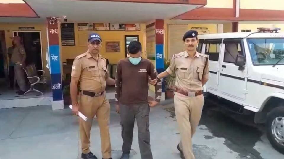 90 किलो गांजा बरामदगी मामले में ₹1,500 का ईनामी वांछित गिरफ्तार
श्रीनगर। 90 किलो अवैध गांजा बरामदगी के मामले में फरार चल रहे ₹1,500 के ईनामी वांछित अभियुक्त दीपक सिंह को श्रीनगर पुलिस ने गिरफ्तार कर लिया है। पुलिस के मुताबिक 23 अगस्त 2026 को वाहन चेकिंग के दौरान इको एम्बुलेंस से 90 किलो गांजा बरामद हुआ था। मामले में गांजा बेचने और सप्लाई से जुड़े तीन अभियुक्त रविन्द्र सिंह, रविन्द्र कठैत उर्फ बिट्टू और विनोद रावत को पहले ही गिरफ्तार कर जेल भेजा जा चुका है।