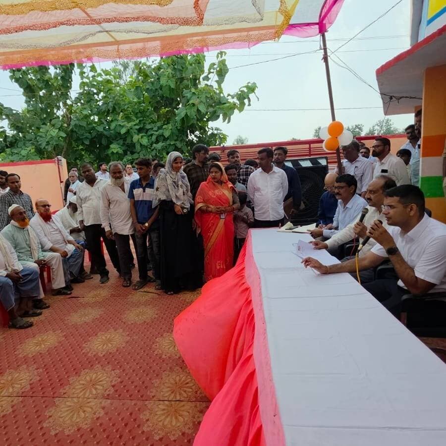 #Balrampur ! #उतरौला के #बरमभारी में डिजिटल लाइब्रेरी की सौगात,ग्राम चौपाल में गूंजी जनकल्याण की बात...
रिपोर्ट-इमरान अली शाह
#उतरौला (#बलरामपुर): 'सेवा संकल्प अभियान' के तहत शुक्रवार को विकास खंड उतरौला की ग्राम पंचायत बरमभारी में जिलाधिकारी डॉ. विपिन कुमार जैन की अध्यक्षता में ग्राम चौपाल का आयोजन हुआ। इस दौरान डीएम ने ग्रामीणों से सीधे संवाद कर सरकारी योजनाओं की जमीनी हकीकत जानी और गांव को एक नवनिर्मित डिजिटल लाइब्रेरी की बड़ी सौगात दी।
प्रतियोगी परीक्षाओं की तैयारी कर रहे युवाओं को मिलेगा संबल
सचिवालय परिसर में बनी आधुनिक डिजिटल लाइब्रेरी का फीता काटकर शुभारंभ करते हुए डीएम ने पढ़ाई कर रहे छात्र-छात्राओं से सीधा संवाद किया। उन्होंने अधिकारियों को आसपास के छात्रों को लाइब्रेरी से जोड़ने के लिए व्यापक जागरूकता फैलाने का निर्देश दिया, ताकि गांव के युवाओं को प्रतियोगी परीक्षाओं के लिए बाहर न जाना पड़े।
पेंशन, आवास और स्वास्थ्य सेवाओं की ली समीक्षा
ग्राम चौपाल के दौरान डीएम ने ग्रामीणों के बीच बैठकर प्रधानमंत्री व मुख्यमंत्री आवास योजना, वृद्धावस्था, निराश्रित महिला और बाल सेवा योजना का फीडबैक लिया। इसके अलावा गांव में बिजली आपूर्ति, स्वास्थ्य सेवाओं, प्राथमिक विद्यालय में पठन-पाठन की गुणवत्ता और आंगनबाड़ी केंद्रों में पोषाहार वितरण का सत्यापन किया।
डीएम का कड़ा निर्देश: "ग्राम चौपाल का मुख्य उद्देश्य अंतिम पायदान पर खड़े व्यक्ति तक लाभ पहुंचाना है। किसी भी योजना के क्रियान्वयन में लापरवाही बर्दाश्त नहीं होगी। अधिकारी पात्र लाभार्थियों का चिन्हांकन कर शत-प्रतिशत संतृप्तिकरण सुनिश्चित करें।"
चौपाल में ग्रामीणों की समस्याओं को ध्यानपूर्वक सुनते हुए डीएम ने संबंधित विभागीय अधिकारियों को मौके पर ही निस्तारण के आदेश दिए। इस अवसर पर जिला विकास अधिकारी सहित विभिन्न विभागों के अधिकारी और भारी संख्या में ग्रामीण मौजूद रहे।
#Balrampur #dmbalrampur #DMBalrampur