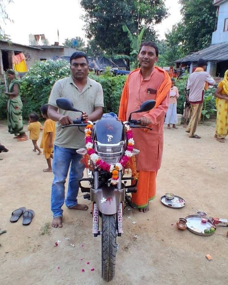 #Balrampur ! #समाज_सेवा_को_सम्मान: नशामुक्त और शिक्षा अभियान से गदगद राम भुलावन ने रमेश चौहान को भेंट की बाइक...
#बलरामपुर। विकास खंड रेहरा बाजार के ग्राम बूधीपुर निवासी व वार्ड प्रतिनिधि राम भुलावन चौहान ने सामाजिक बदलाव की अलख जगा रहे कार्यकर्ता रमेश चौहान को एक नई मोटरसाइकिल उपहार स्वरूप भेंट की है। यह सम्मान उन्हें क्षेत्र में शिक्षा के प्रसार और नशामुक्त समाज के निर्माण में दिए गए उत्कृष्ट योगदान के लिए दिया गया।
रमेश चौहान लंबे समय से ग्रामीण इलाकों में चौहान समुदाय सहित युवाओं को कुरीतियों से दूर रहने और बच्चों को पढ़ाई से जोड़ने के लिए प्रेरित कर रहे हैं। वे गांव-गांव जाकर लोगों को नशा त्यागने और शिक्षा को अपनाने का संदेश दे रहे हैं।
उपहार सौंपते हुए राम भुलावन चौहान ने कहा, "समाज का वास्तविक उत्थान नशामुक्ति और शिक्षा से ही संभव है। जिस निष्ठा से रमेश चौहान इस मुहिम को चला रहे हैं, वह अनुकरणीय है।" उन्होंने उम्मीद जताई कि इस वाहन से उन्हें दूर-दराज के क्षेत्रों तक अपना अभियान पहुंचाने और लोगों से सीधे संवाद करने में आसानी होगी।
इस पहल की स्थानीय निवासियों ने काफी सराहना की है। ग्रामीणों का मानना है कि ऐसे कदमों से धरातल पर काम कर रहे सामाजिक कार्यकर्ताओं का मनोबल बढ़ता है और समाज में सकारात्मक बदलाव को गति मिलती है।
#balrampur #rehrabazar #sadullahnagar