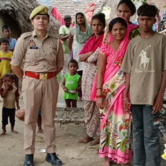 #बलरामपुर पुलिस ने ग्राम चौपालों में महिलाओं को सिखाए सुरक्षा के गुर, हेल्पलाइन नंबर किए जारी...
#बलरामपुर। जिले में महिलाओं और बालिकाओं की सुरक्षा, सम्मान व अधिकार सुनिश्चित करने के उद्देश्य से बलरामपुर पुलिस ने व्यापक जन-जागरूकता अभियान चलाया। पुलिस अधीक्षक मार्तण्ड प्रकाश सिंह के निर्देशन और मिशन शक्ति के नोडल प्रभारी व अपर पुलिस अधीक्षक विशाल पाण्डेय के पर्यवेक्षण में सभी थाना क्षेत्रों के गांवों, कस्बों और विद्यालयों में ग्राम चौपाल व जनसंवाद कार्यक्रमों का आयोजन किया गया।
अभियान के दौरान मिशन शक्ति टीमों ने महिलाओं की समस्याएं सुनीं और उनके त्वरित निस्तारण का आश्वासन दिया। पुलिस अधिकारियों ने दहेज प्रथा, बाल विवाह, घरेलू हिंसा, साइबर अपराध (डिजिटल अरेस्ट) और 'गुड टच-बैड टच' जैसे विषयों पर बालिकाओं व महिलाओं को जागरूक किया। वक्ताओं ने बाल विवाह व दहेज प्रथा को सामाजिक कुरीति और कानूनी अपराध बताते हुए इनसे दूर रहने की अपील की।
आपातकालीन हेल्पलाइन नंबरों की दी जानकारी:
महिलाओं व बालिकाओं को आपात स्थिति में मदद के लिए विभिन्न हेल्पलाइन नंबरों के प्रति जागरूक किया गया:
वूमेन पावर लाइन: 1090
पुलिस आपातकालीन सेवा: 112
साइबर हेल्पलाइन: 1930
महिला हेल्पलाइन: 181
चाइल्ड हेल्पलाइन: 1098
मुख्यमंत्री हेल्पलाइन: 1076
एंबुलेंस सेवा: 108 / 102
कार्यक्रम में थाना स्तर पर संचालित मिशन शक्ति केंद्र, परिवार परामर्श केंद्र और सरकारी जनकल्याणकारी योजनाओं की जानकारी देते हुए जागरूकता पम्पलेट भी बांटे गए। बलरामपुर पुलिस ने दोहराया कि वह नारी सुरक्षा और सशक्तिकरण के लिए पूरी तरह प्रतिबद्ध है और यह अभियान लगातार जारी रहेगा।
#balrampur #balrampurpolice