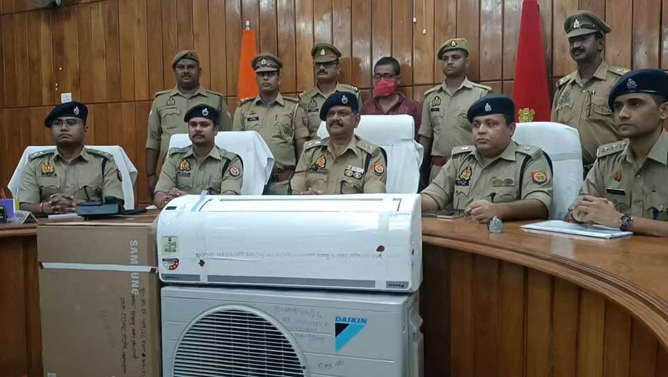 #बहराइच गौर से देखिए इस ब्लैकमेलर को, इसके द्वारा फिटनेस के नाम पर महिलाओं से फोटो लेकर अश्लिल फोटो के नाम पर अवैध तरीके से पैसा वसूलता था, जिससे यह अपने शौक पूरे करता था, कोतवाली नगर के क्षेत्र के फत्तेपुरवा (गांधी स्कूल) का रहने वाला यह हिमांशु तायल से पुलिस ने AC, टीवी, बाइक व 2,50,000 रुपये नगद बरामद किया है, कही आपने तो यह गलती नहीं की,
#बहराइच #bahraichup40 #Bahraichnews #BahraichCity #newsfeed #UpdateNews #अपडेट #Update #BreakingNews #ब्रेकिंग #blackmail #ladies #gents #bikers #airconditioning #rupes