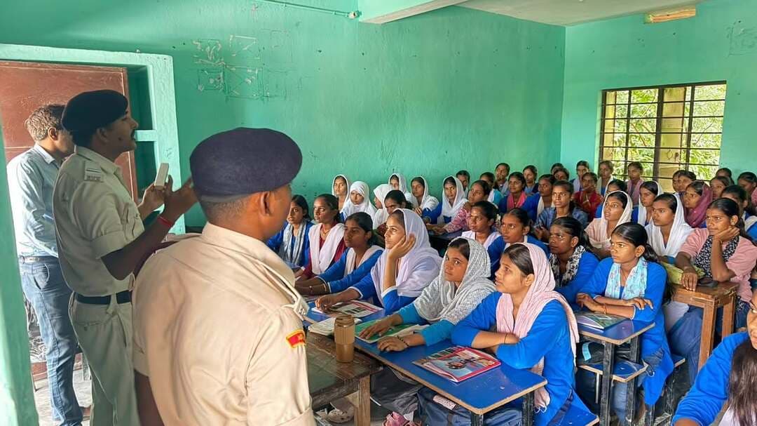 अनुमंडल अग्निशमन पदाधिकारी मोतिहारी के द्वारा नगर निगम मोतिहारी , उच्च माध्यमिक विद्यालय चैलाहा, होटल मॉल , मोतिहारी पूर्वी चंपारण में आग से सुरक्षा के बारे में जानकारी देते हुए एक बड़ा मॉक ड्रिल का आयोजन किया गया
मॉक ड्रिल के माध्यम से यह दर्शाया गया कि गैस सिलेंडर में आग लग जाने पर आपातकालीन स्थिति में कैसे आग को काबू किया जा सकता है।किसी भवन या बहुमंजिली ईमारत में यदि आग लग जाए तो उस स्थिति में कैसे रेस्क्यू के माध्यम से जान मल को सुरक्षित बचाया जा सकता है। मॉक ड्रिल के सफल आयोजन मै प्रधान अग्निक पिन्टु राय अग्निक चालक भीम कुमार अग्निक मुकेश पंडित उपिस्थित रहे।
जिला अग्निशमन पदाधिकारी द्वारा किसी भी आपातकालीन स्थिति से निपटने के लिए जिला अग्निशमन विभाग मोतिहारी के दो दूरभाष नंबर ☎️ 7485805980/7485805981 को साझा किया गया इसके अलावा 101/112 डायल कर भी किसी भी आपातकालीन स्थिति में जरूरी मदद प्राप्त की जा सकती है।
Information & Public Relations Department, Government of Bihar