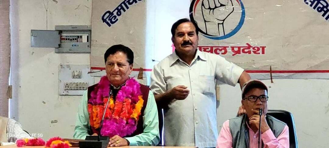 पेंशनरों ने सरकार को 15 दिन का अल्टीमेटम, मांगें नहीं मानीं तो अक्टूबर से आंदोलन
आज दिनांक 18 सितंबर 2026 को सुबह 11.00 बजे हिमाचल प्रदेश के विभागों, बोर्डों व निगमों के 18 प्रमुख संगठनों के सहयोग से गठित 'हिमाचल प्रदेश पेंशनर्स संयुक्त संघर्ष समिति' की एक महत्वपूर्ण बैठक प्रदेश अध्यक्ष श्री सुरेश ठाकुर की अध्यक्षता में जिला परिषद हाल बिलासपुर में सम्पन्न हुई।
इस बैठक में चिर लम्बित देनदारियां जैसे छट्ठे वेतन आयोग की संशोधित वेतनमान, पेंशन एरियर के साथ ग्रैच्युटी, कम्यूटेशन व लीव इनकैशमेंट की अदायगी का न होना, 15% मंहगाई राहत/भत्ता (195 माह का एरियर) , लंबित चिकित्सा प्रतिपूर्ति, हिमाचल प्रदेश पथ परिवहन के सेवानिवृत्त कर्मचारियों को दूसरे विभागों की तर्ज़ पर 50,000/- रूपये की पहली किस्त की अदायगी, 3% मंहगाई राहत, पेंशन का स्थाई समाधान किया जाना, हर माह की 10 तारीख से पहले पेंशन की अदायगी व हिमाचल पथ परिवहन निगम की 02.10. 1974 की अधिसूचना के नियमों को रद्द करके निगम की परिसम्पतियों को 'स्टेट गवर्नमेंट ट्रांसपोर्ट' में मर्ज करके 'ट्रांसपोर्ट' का दर्जा दिया जाए, शहरी स्थानीय निकाय के पेंशनरों को छट्ठे वेतन आयोग के आधार पर 01.01.2016 से पेंशन की अदायगी करना जबकि उन्हें 01.01.2006 के वेतनमान के आधार पर पेंशन दी जा रही है, बिजली विभाग/बोर्ड के कर्मचारियों को भी अन्य विभागों की तर्ज पर ओ० पी० एस० दी जाए ,पुलिस विभाग के पेंशनरों को सेना के आधार पर कैंटीन सुविधाएं , फ्री मेडिकल की सुविधा दी जाए और उनके आश्रितों को पुलिस विभाग में भर्ती कोटा निर्धारित किया जाए, कार्पोरेट सेक्टर के सेवानिवृत्त कर्मचारियों को 1999 की अधिसूचना को बहाल करके, उनको पेंशन की अदायगी देने बारे फैसला लिया जाए।
इसके अतिरिक्त, हाल ही में हिमाचल प्रदेश सरकार ने 16.09.2026 को जो अधिसूचना जारी की है जिसमें 01.01.2016 से 31.01.2022 तक के संशोधित कम्यूटेशन की अदायगी को बन्द किया गया है, इस अधिसूचना को तुरंत रद्द किया जाए, साथ ही, 'जीवन प्रमाण पत्र' को कवल ओनलाइन पद्धति से जमा करवाने के साथ पुरानी व्यवस्था को को भी यथाशीघ्र जारी रखा जाए।
समिति ने प्रदेश सरकार को 15 दिन का नोटिस देने बारे फैसला लिया गया कि सरकार 15 दिन के अन्दर समिति के शिष्टमंडल को बातचीत करने के लिए आमंत्रित करें अन्यथा प्रदेश के पेंशनर्स अक्टूबर माह से सरकार के विरुद्ध जनजागरण अभियान के अंतर्गत जिलों से लेकर के ब्लॉक स्तर तक छेड़ेंगे और जरुरत पड़ने पर मुख्यमंत्री, उनके मंत्रियों और विधायकों का घेराव किया जाएगा तथा फिर नवम्बर माह की 12 तारीख से प्रत्येक जिला मुख्यालय में कम से कम 11 पेंशनरों को धरने पर बिठाया जाएगा और शेष पेंशनर्स उन्हें सहयोग व वांछित समर्थन देंगे।
यह प्रतिक्रिया धर्मशाला में शीतकालीन सत्र के शुरू होने तक जारी रहेगी और फिर विधानसभा का घेराव किया जाएगा। उसके बाद फिर भी सरकार न मानी तो शिमला में बैठ करके आमरण अनशन पर बैठने का भी निर्णय लिया गया और फिर सचिवालय का घेराव भी शामिल है। इसी बीच जिला संयोजक, प्रदेश कार्यकारिणी के पदाधिकारी और 18 संगठनों के पदाधिकारी अपने स्तर पर पेंशनरों को जागरूक करके आगामी आंदोलन में शामिल होने के तैयार करेंगे।
आज की बैठक में 'हिमाचल प्रदेश संयुक्त संघर्ष समिति' के अतिरिक्त सेक्रेटरी जनरल श्री भूप राम वर्मा ने मंच का संचालन किया और प्रमुख वक्ताओं में सर्वश्री इन्द्र पाल शर्मा, बृजलाल ठाकुर, हिम्मत राम शर्मा, चेत राम वर्मा, रविन्द्र सिंह राणा, मोहन सिंह ठाकुर, हरमेश सिंह राणा, डी० एस० धतवालिया , देवी लाल ठाकुर, देव राज शर्मा, विनोद सूद, सुरेन्द्र ठाकुर, शिव सिंह सैन, बलराम पुरी, प्रभु राम वर्मा, सेठ राम, नरेंद्र शर्मा, जसवंत धीमान, सेन राम नेगी, हेम सिंह ठाकुर, सुशील पुंडीर, श्रीमती रूमा चंदेल, श्रीमती संदेश शर्मा, श्री जय कृष्ण शर्मा, मनोहर ठाकुर, सुभाष पठानिया आदि ने अपना वक्तव्य दिया।