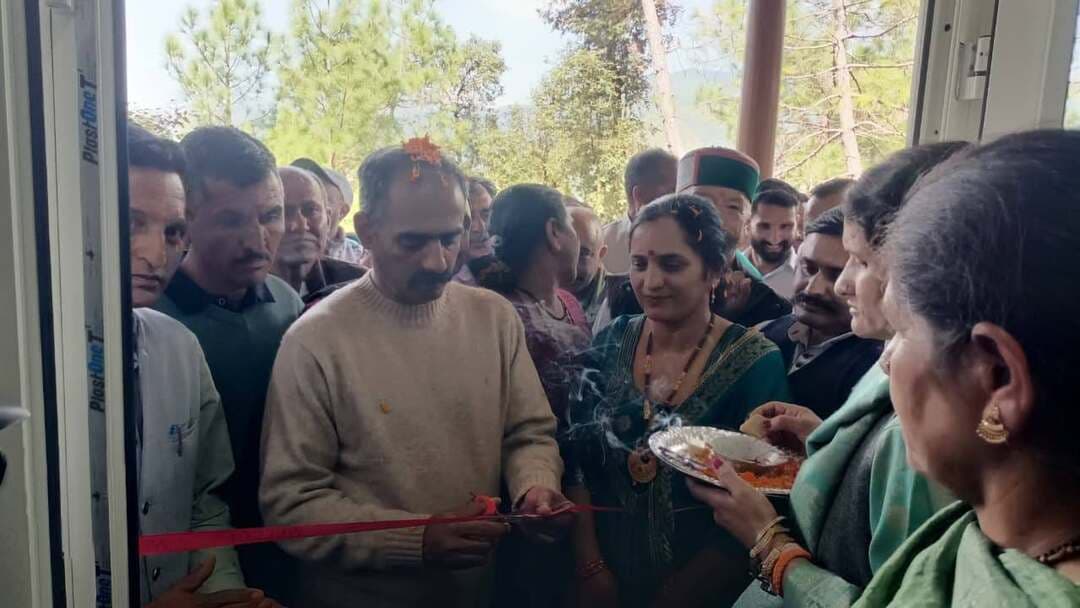 *अनिरुद्ध सिंह ने किया नवनिर्मित पटगेहर पंचायत घर का शुभारंभ*
*ग्रामीण विकास एवं पंचायती राज मंत्री ने पटगेहर में किए 7.36 करोड़ के उद्घाटन व शिलान्यास*
हिमाचल प्रदेश के ग्रामीण विकास एवं पंचायती राज मंत्री अनिरुद्ध सिंह ने आज कसुम्पटी विधानसभा क्षेत्र की ग्राम पंचायत पटगेहर में 7.36 करोड़ रुपए के विभिन्न विकास कार्यों के उद्घाटन व शिलान्यास किए।
इस अवसर पर उन्होंने पटगेहर पंचायत घर का शुभारंभ कर पंचायत क्षेत्र के लोगों को बधाई देते हुए कहा कि लोगों की काफी पुरानी मांग को पूरा करते हुए 1.14 करोड़ खर्च कर पटगेहर के लिए एक नए पंचायत भवन का निर्माण किया गया है जोकि आधुनिक सुविधाओं से लैस है। उन्होंने कहा कि नया पंचायत भवन आम जनमानस, हर जरूरतमंद एवं गरीब आदमी की आकांक्षाओं को पूर्ण करने में सार्थक सिद्ध होगा। उन्होंने कहा कि नए पंचायत भवन में लाइब्रेरी का भी प्रावधान किया गया है ताकि क्षेत्र के बच्चे किसी भी प्रतियोगिता परीक्षा के लिए तैयारी कर सकें। उन्होंने कहा कि इस नए पंचायत भवन के प्रांगण में इंटरलॉकिंग टाइल्स भी लगाई जाएगी जिसके लिए उन्होंने संबंधित अधिकारी को अच्छी क्वालिटी के इंटरलॉकिंग टाइल्स लगाने के निर्देश दिए। उन्होंने कहा कि कसुम्पटी विधानसभा क्षेत्र की 32 पंचायतों में या तो नए पंचायत भवन निर्मित कर दिए गए हैं या पुराने पंचायत को राशि स्वीकृत कर आधुनिक सुविधाओं से लैस किया गया है।
कैबिनेट मंत्री ने कहा कि आज यहां अन्य तीन सड़कों के शिलान्यास भी किए गए हैं जिसमें लम्बा जुब्बड़ से करयाली तक ग्रामवासियों को सड़क सुविधा देने के लिए अस्थायी तौर पर कुछ राशि विधायक निधि से स्वीकृत कर सड़क निर्माण किया गया है। लेकिन अब इस सड़क को परोपर ग्रेड बनाकर चौडा व पक्का किया जाएगा जिस पर 1.50 करोड़ की राशि खर्च की जाएगी। इसी तरह पेहला नंबर नाला से गांव गवाही तक सड़क निर्माण पर 1.43 करोड़ तथा गजेन से भराड़ी नाला वाया लधोडा संपर्क सड़क के निर्माण पर 3.29 करोड़ रूपए खर्च किए जाएंगे। उन्होंने कहा कि वर्तमान सरकार द्वारा प्रदेश के सभी छोटे-बड़े गांवों को सड़क सुविधा से जोड़ने का लक्ष्य रखा गया है जिसे पूर्ण करने के लिए प्रयास जारी है। उन्होंने कहा कि इस क्षेत्र में केवल लोक निर्माण विभाग के माध्यम से 14.58 करोड़ की सड़कों एवं भवनों के काम जारी हैं।
उन्होंने कहा कि पटगेहर से जगरोटी सड़क को आगे सुराला सड़क के साथ जोड़ने का प्रयास किया जाएगा। ग्रामीणों की मांग के अनुसार इस पंचायत की चार-पांच छोटी-छोटी सड़कों की गिफ़्ट डीड ग्रामीण शीघ्र भेजें ताकि इन सड़कों का निर्माण कर हर गांव को सड़क सुविधा मिल सके।
उन्होंने कहा कि पटगेहर पंचायत क्षेत्र के गावों में पेयजल की कमी को देखते हुए चरानिया खड्ड से उठाऊं पेयजल योजना के निर्माण के लिए प्राथमिकता दी जाएगी। उन्होंने प्राथमिक पाठशाला के नए भवन के निर्माण के लिए प्रधानाचार्य से शीघ्र प्राक्कलन तैयार कर कार्यालय भेजने के निर्देश दिये ताकि स्कूल का नया भवन जल्द बन सके।
कैबिनेट मंत्री ने सांस्कृतिक कार्यक्रम प्रस्तुत करने वाले स्कूली बच्चों तथा महिला मंडलों को 5-5 हजार रुपए की राशि अपनी ऐच्छिक निधि से देने की घोषणा भी की।
स्थानीय पंचायत प्रधान लता वर्मा ने मुख्यातिथि का स्वागत करते हुए पटगेहर पंचायत के नए भवन के लोकार्पण के लिए आभार व्यक्त करते हुए पंचायत क्षेत्र की मांगे भी उनके समक्ष रखी।
इस अवसर पर बीडीसी अध्यक्ष मशोबरा तारा चंद, उपाध्यक्ष मतेंदर ठाकुर, जिला परिषद सदस्य ओम प्रकाश ठाकुर, बीडीसी सदस्य वर्मा, नगर निगम शिमला के पार्षद नरेंद्र ठाकुर, शांता वर्मा, कुलदीप ठाकुर एवं विशाखा मोदी, ब्लॉक कांग्रेस अध्यक्ष अशोक ठाकुर, पूर्व ब्लॉक कांग्रेस अध्यक्ष राम किशन शांडिल, प्रधान ग्राम पंचायत पटगेहर लता वर्मा, उप प्रधान विजय वर्मा एवं कैलाश शर्मा, यूथ कांग्रेस अध्यक्ष कसुम्पटी नरेन्द्र शर्मा, पंचायत पूर्व प्रधान भुवनेश्वर शर्मा एवं सेवक राम, सतोग पंचायत प्रधान नीरज ठाकुर, पत्तेची पंचायत प्रधान कांता ठाकुर, प्रधानाचार्य राजकीय वरिष्ठ माध्यमिक पाठशाला पटगेहर हिमातेशी शर्मा, विभिन्न विभागों के अधिकारी, आसपास की पंचायत के पंचायत प्रतिनिधि, महिला मंडल एवं युवक मंडल के प्रतिनिधिगण तथा बड़ी संख्या में पंचायत क्षेत्र के लोग उपस्थित रहे।
-०-