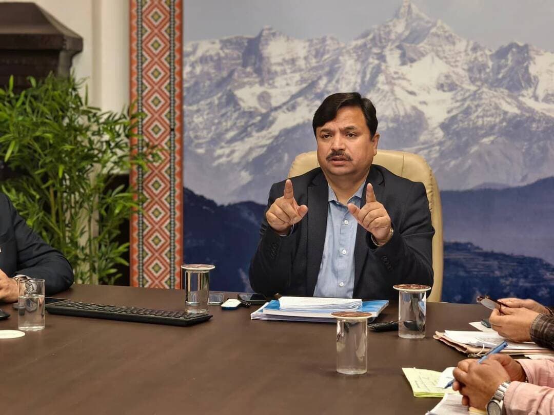 *हर पंचायत को आदर्श पंचायत के रूप में विकसित करना जिला प्रशासन का लक्ष्य - अनुपम कश्यप*
*चार विकास खण्ड के बीडीओ के साथ विकासात्मक कार्यों की समीक्षा, योजनाओं का लाभ अंतिम व्यक्ति तक पहुंचाने के निर्देश*
उपायुक्त शिमला अनुपम कश्यप ने आज जिला के चार विकास खण्ड मशोबरा, जुब्बल, नारकंडा और बसंतपुर के खण्ड विकास अधिकारियों के साथ वीडियो कॉन्फ्रेंसिंग के माध्यम से विकासात्मक कार्यों की समीक्षा की। उन्होंने अधिकारियों को ग्रामीण क्षेत्रों में विकास कार्यों को गति देने तथा उपलब्ध संसाधनों का प्रभावी एवं समन्वित उपयोग सुनिश्चित करने के निर्देश दिए।
उपायुक्त ने कहा कि जिला के समग्र विकास के लिए सुदृढ़ कार्य-तंत्र तैयार किया गया है। सांसद निधि, विधायक निधि सहित विभिन्न योजनाओं एवं प्रतिस्पर्धात्मक योजनाओं के तहत उपलब्ध वित्तीय संसाधनों का प्रभावी उपयोग सुनिश्चित किया जाए। उन्होंने विभागीय बजट के माध्यम से स्कूल भवनों, अस्पताल भवनों तथा अन्य आधारभूत एवं जनहित से जुड़े विकास कार्यों को भी प्राथमिकता के आधार पर पूरा करने के निर्देश दिए।
उन्होंने कहा कि ग्रामीण विकास को प्रभावी ढंग से आगे बढ़ाने के लिए पंचायत स्तर पर योजनाबद्ध तरीके से कार्य करना आवश्यक है। पंचायती राज संस्थाओं में हाल ही में निर्वाचित नए जनप्रतिनिधियों के लिए प्रशिक्षण कार्यक्रम आयोजित किए जा रहे हैं, जिनके माध्यम से उन्हें विभिन्न सरकारी योजनाओं एवं विकासात्मक कार्यक्रमों की जानकारी प्रदान की जा रही है।
*पात्र लोगों तक योजनाओं का लाभ पहुंचाना सुनिश्चित करें*
उपायुक्त ने अधिकारियों को निर्देश दिए कि प्रत्येक गांव में सरकारी योजनाओं का लाभ पात्र व्यक्तियों तक पहुंचाना सुनिश्चित किया जाए। उन्होंने कहा कि ग्रामीण क्षेत्रों में कई लोगों को सरकारी योजनाओं एवं सुविधाओं की पर्याप्त जानकारी नहीं होती, जिसके कारण उन्हें अपने कार्यों के लिए बार-बार सरकारी कार्यालयों के चक्कर लगाने पड़ते हैं। पंचायत स्तर पर लोगों को योजनाओं, पात्रता और उपलब्ध सुविधाओं के संबंध में जागरूक किया जाए, ताकि वे आसानी से सरकारी योजनाओं का लाभ प्राप्त कर सकें।
उन्होंने कहा कि प्रथम चरण में चार विकास खण्ड के खण्ड विकास अधिकारियों के साथ समीक्षा की गई है। आगामी चरण में अन्य अधिकारियों के साथ भी बैठकें आयोजित की जाएंगी। उन्होंने कहा कि जिला प्रशासन का लक्ष्य प्रत्येक पंचायत को आदर्श पंचायत के रूप में विकसित करना है। इसके लिए पंचायतें अपनी स्थानीय आवश्यकताओं एवं प्राथमिकताओं के आधार पर विकास कार्यों के प्रस्ताव तैयार करें और उसी के अनुरूप कार्यों को आगे बढ़ाएं।
*मुख्यमंत्री अपना परिवार सुखी परिवार योजना’ के लिए पात्र लोगों की पहचान के दिए निर्देश*
उपायुक्त ने कहा कि प्रदेश सरकार की ‘मुख्यमंत्री अपना परिवार सुखी परिवार योजना’ एक नई सामाजिक सुरक्षा पहल है, जिसे प्रदेश में 2 अक्टूबर, 2026 को आधिकारिक रूप से शुरू किया जाएगा। उन्होंने अधिकारियों को निर्देश दिए कि योजना के तहत पात्र लोगों की पहचान कर उन्हें योजना से जोड़ने के लिए आवश्यक एवं प्रभावी कदम उठाए जाएं।
उन्होंने कहा कि प्रदेश सरकार का संकल्प ग्रामीण अर्थव्यवस्था को मजबूत करते हुए आत्मनिर्भर हिमाचल की दिशा में आगे बढ़ना है। ग्रामीण क्षेत्रों में विकास एवं रोजगार के अवसर बढ़ाने के साथ-साथ सरकारी योजनाओं का लाभ समाज के अंतिम व्यक्ति तक पहुंचाना प्रशासन की प्राथमिकता है।
*विभागीय प्रदर्शन में सुधार लाने के निर्देश*
उपायुक्त ने कहा कि जिला में सक्षम एवं समर्पित टीम उपलब्ध होने के बावजूद यदि शिमला जिला कुछ विकासात्मक मानकों पर अपेक्षित स्थिति में नहीं है, तो यह गंभीर चिंतन का विषय है। उन्होंने विभिन्न विभागों को अपने प्रदर्शन में व्यापक सुधार लाने के निर्देश दिए। उन्होंने स्पष्ट किया कि कार्य में लापरवाही या कोताही बरतने वाले अधिकारियों एवं कर्मचारियों के विरुद्ध नियमानुसार कार्रवाई सुनिश्चित की जाएगी।
उन्होंने कहा कि प्रशासन का उद्देश्य उपलब्ध संसाधनों का बेहतर समन्वय, योजनाओं का समयबद्ध क्रियान्वयन तथा विभागीय कार्यप्रणाली को अधिक परिणामोन्मुख बनाना है, ताकि शिमला जिला विभिन्न विकासात्मक संकेतकों में बेहतर प्रदर्शन कर सके और विकास का लाभ समाज के अंतिम व्यक्ति तक पहुंच सके।
बैठक में अतिरिक्त उपायुक्त सचिन शर्मा, जिला पंचायत अधिकारी विनय रुड़की सहित अन्य अधिकारी उपस्थित रहे।
**-०-**