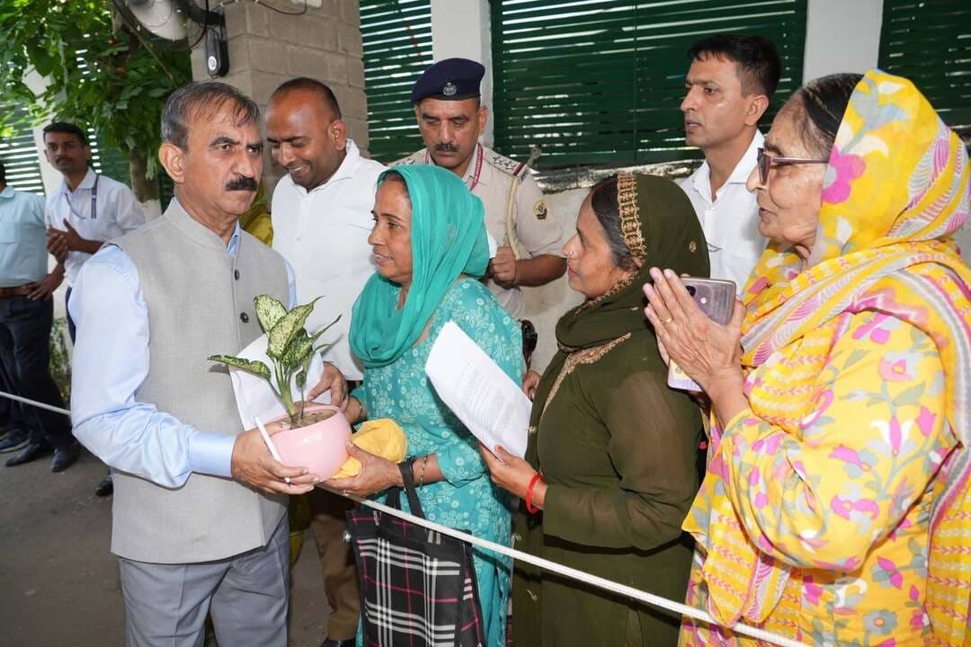 मुख्यमंत्री ठाकुर सुखविन्द्र सिंह सुक्खू ने नादौन में आमजन और विभिन्न प्रतिनिधिमंडलों से मुलाकात कर उनकी समस्याएं सुनी।