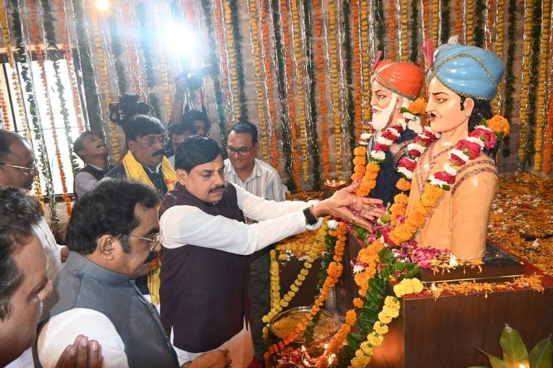 सीएम डॉ. यादव ने जनजातीय नायकों को किया नमन, कहा- इन पर बनाएं फिल्में, सरकार करेगी सहयोग
- जनजातीय महानायक अमर शहीद राजा शंकर शाह-कुंवर रघुनाथ शाह बलिदान दिवस समारोह
- जबलपुर में प्रदेश के मुखिया डॉ. यादव ने प्रतिमा पर माल्यार्पण अर्पित कर दी श्रद्धांजलि
- आदिवासी महापुरुषों ने तलवार का काम कलम से किया, समाज में जगाई अलख
अनोखा तीर, भोपाल/जबलपुर। 'बड़े दुर्भाग्य की बात है हमारे विरोधी सदैव समाज के वोट तो पाते रहे, लेकिन लगातार झूठ बोलते रहे। उन्हें आदिवासी जननायकों को पाठ्यक्रम का हिस्सा नहीं बनने दिया। कांग्रेस और उनकी सरकार लंबे समय तक रही, लेकिन इस समाज से कोई राष्ट्रपति नहीं बनाया। प्रधानमंत्री नरेंद्र मोदी ने आदिवासी बहन राष्ट्रपति द्रौपदी मुर्मू को देश का प्रेसिडेंट बनाया। यह हमारी सरकार के काम करने का तरीका है। छत्तीसगढ़ में जनजातीय नेता विष्णुदेव साय मुख्यमंत्री हैं। हमारी सरकार रानी दुर्गावती लोक का निर्माण करेगी। निमाड़ के जनजातीय नायक क्रांतिसूर्य टंट्या मामा के नाम पर खरगोन में विश्वविद्यालय की स्थापना की गई है। बुंदेलखंड के सागर में भी रानी अवंती बाई लोधी के नाम पर विश्वविद्यालय की शुरुआत की गई है। प्रदेश के गौरवशाली अतीत को सबके सामने लाना राज्य सरकार का दायित्व है। सरकार जनजातीय महापुरुषों और बलिदानियों के जीवन पर फिल्म तैयार करने सहित सभी योजना में पूरा सहयोग करेगी।' यह बात मुख्यमंत्री डॉ. मोहन यादव ने 18 सितंबर को जबलपुर में कही। सीएम डॉ. यादव जबलपुर में आयोजित जनजातीय महानायक अमर शहीद राजा शंकर शाह एवं कुंवर रघुनाथ शाह के बलिदान दिवस समारोह को संबोधित कर रहे थे।
मुख्यमंत्री डॉ. मोहन यादव ने स्वतंत्रता संग्राम सेनानी और जनजातीय महानायक राजा शंकर शाह और रघुनाथ शाह की प्रतिमा पर माल्यार्पण कर श्रद्धांजलि अर्पित की। उन्होंने कहा कि हमारे लिए आज का दिन बेहद पवित्र है। यह दिन उस दौर से संबंधित है, जब अंग्रेजों का शासनकाल था। उस समय कहा जाता था कि अंग्रेजों के राज्य में सूर्यास्त नहीं होता। अंग्रेज इतने बड़े भूभाग में सरकार चलाते थे। हमें गर्व है आदिवासी नायक राजा शंकर शाह-कुंवर रघुनाथ शाह ने उन्हें देश की शक्ति से परिचित कराया। सीएम डॉ. यादव ने कहा कि 1857 के पहले समर में बलिदान से पहले आदिवासी नायक राजा शंकर शाह ने गीतों-कविताओं के माध्यम से आजादी की अलख जगाई। वे देश और धर्म को साथ लेकर चले। उन्होंने तलवार का काम कलम से करके दिखाया।
*गीतों ने जनता में किया नए जीवन का संचार*
मुख्यमंत्री डॉ. यादव ने कहा कि जनता के दमन के खिलाफ स्वभाषा-स्वधर्म-रचनात्मकता-साहित्य साधन करते-करते राजा शंकर शाह भगवान के रूप में स्थापित हो गए। जनता के बीच उनके गीतों ने नए जीवन का संचार किया। उन्होंने कहा कि राजा शंकर शाह के बेटे रघुनाथ शाह ने भी बढ़-चढ़कर पिता के अभियान को जारी रखा। उनकी गतिविधियों से अंग्रेजों की चूलें हिल गईं, अंग्रेज डर के मारे कांपने लगे। तब अंग्रेजों ने उनको पकड़ा और बंदी बनाकर रखा। अंग्रेजों ने उन्हें छोड़ने के लिए पहली शर्त रखी कि वे उनके पराधीन हो जाएं, पेंशन लेकर राज समर्पित कर दें। दूसरी शर्त में कहा गया कि उन्हें अपना धर्म छोड़ना होगा। अंग्रेजों की शर्त सुनकर राज शंकर शाह-रघुनाथ शाह ने कहा कि तुम लोगों ने हमें बहुत छोटा समझा है।
*जननायकों ने दिखाई संकल्प शक्ति*
सीएम डॉ. यादव ने बताया कि उस वक्त राजा शंकर शाह और रघुनाथ शाह ने अंग्रेजों से कहा कि परमात्मा ने जन्म एक बार दिया है, हम सब मौत की तरफ जा रहे हैं। हम मौत का हंसकर वरण करना जानते हैं। हमें तुम्हारी दया पर निर्भर रहने की जरूरत नहीं है। मां नर्मदा की कृपा से हम उसी धर्म में शरीर छोड़ना चाहेंगे, जिसमें पैदा हुए हैं। मुख्यमंत्री डॉ. यादव ने कहा कि राजा शंकर शाह-रघुनाथ शाह ने संकल्प शक्ति दिखाई और हम सभी को गौरवांवित किया। आदिवासी नायकों ने बताया कि हमारे धर्म में चोटी का महत्व है, हमारे देवताओं का महत्व है, हमारी संस्कृति का महत्व है। हम रानी दुर्गावती के वंशज हैं। हम सनातन संस्कृति पर गर्व करने वाले लोग हैं।
*अंग्रेजों ने किया अन्याय*
मुख्यमंत्री डॉ. मोहन यादव ने कहा कि अंग्रेज इस तरह खुद को पेश करते थे कि बहुत न्याय करके कोर्ट से फैसला करते हैं। लेकिन, उन्होंने इस मामले में अन्याय किया। उन्होंने घबराकर हमारे जननायक राजा शंकर शाह-रघुनाथ शाह को तोप के मुंह के सामने खड़ा कर दिया। अंग्रेजों ने उस वक्त लोगों को भी वहां खड़ा किया और बताया कि जो इन लोगों का साथ देगा, उसका यही हाल होगा। हमें इस बात पर गर्व है कि डराने वाले मिट गए और हमारे जननायक अमर हो गए। सीएम डॉ. यादव ने कहा कि बच्चा-बच्चा इस कहानी के गीत गाता है। जिसका जन्म हुआ है, उसकी मृत्यु होगी ही। लेकिन, शरीर मरता है, विचार नहीं मरता। आज हमारे गोंडवाना के उन शहीदों ने जो करके दिखाया, उसका परिणाम है कि आजादी मिली और एक भी अंग्रेज यहां नहीं बचा। उन्होंने कहा कि केवल भारत ही नहीं, पूरी दुनिया से अंग्रेजों का राज मिट गया।
*पीएम मोदी ने सिकल सेल को लेकर किया अभूतपूर्व काम*
मुख्यमंत्री डॉ. मोहन यादव ने कहा कि प्रधानमंत्री नरेंद्र मोदी के नेतृत्व में सिकल सेल में अभूतपूर्व काम किया गया। मध्यप्रदेश के साथ-साथ गुजरात और राजस्थान में बड़ी संख्या में आदिवासी समाज रहता है। उन्हें सिकल सेल से बचाने के लिए प्रधानमंत्री मोदी ने अभियान चलाया। उनके साथ-साथ राज्यपाल मंगुभाई पटेल ने भी इस दिशा में पूरा ध्यान दिया। सरकार के स्तर पर भी हमने राजा भभूत सिंह, राजा शंकर शाह-रघुनाथ शाह, रानी दुर्गावती जैसे महापुरुषों को पाठ्यक्रम में शामिल किया, ताकि भविष्य में पीढ़ियां इनके बारे में जानें, इनको समझें।