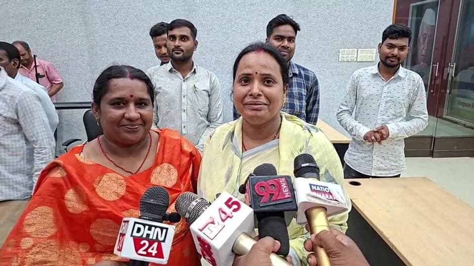 धनबाद, जिला परिषद अध्यक्ष शारदा सिंह का जन्मदिन भाजपा नेता अरुण राय, विकास महतो और रीता प्रसाद साथ जिला परिषद के कर्मी ने केक काटकर मनाया, अध्यक्ष ने अपनी जन्मदिन पर जनसेवा को लेकर ली नई संकल्प
#BJP4IND
#bjpdhn
#ZilaParishad
#dhanbad
#bjpdhanbad
#BJPJharkhand